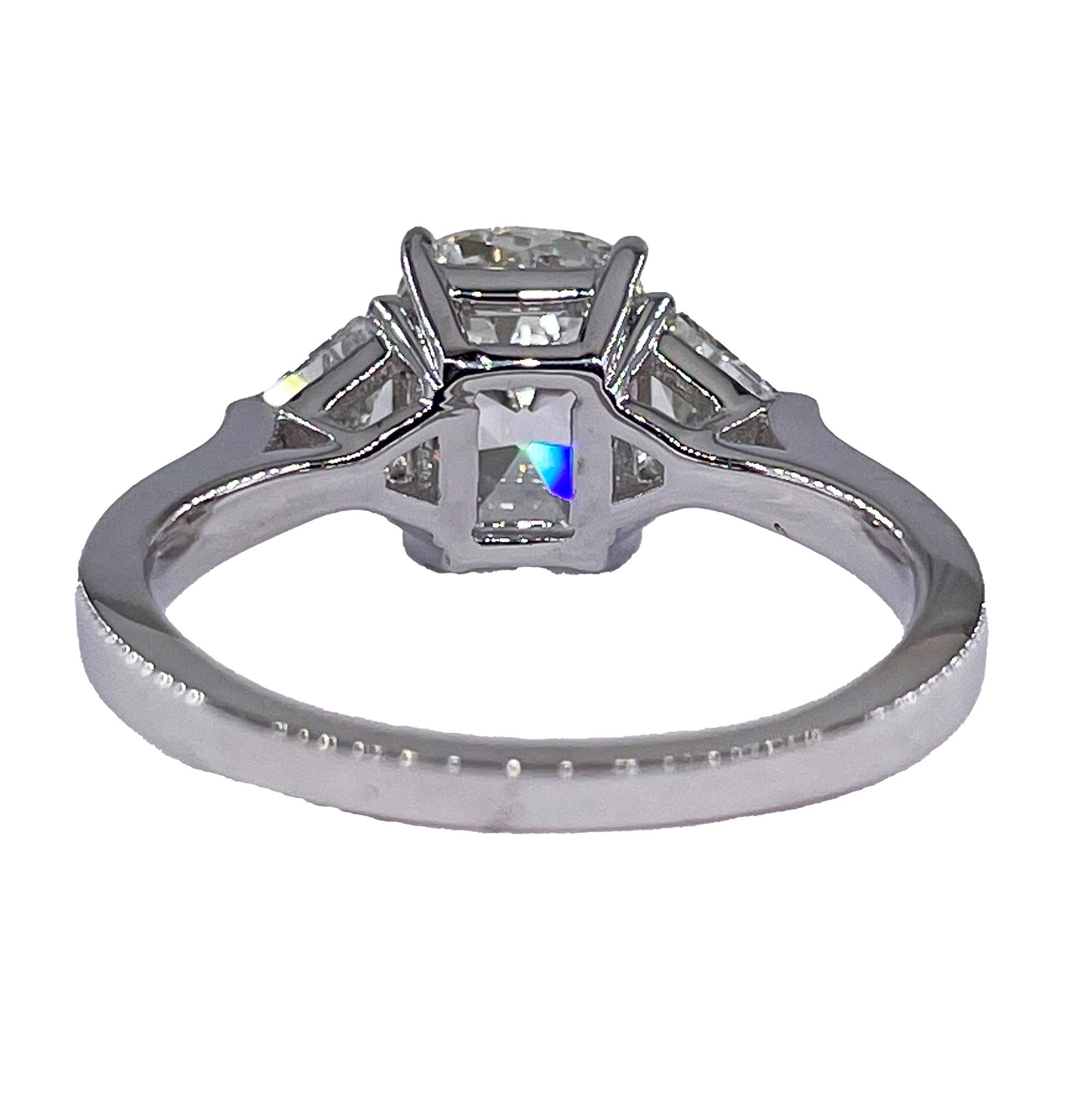 Vintage GIA 2,55ctw Antike Kissenschnitt Diamant 3 Stein Engagement Platin Ring Damen im Angebot