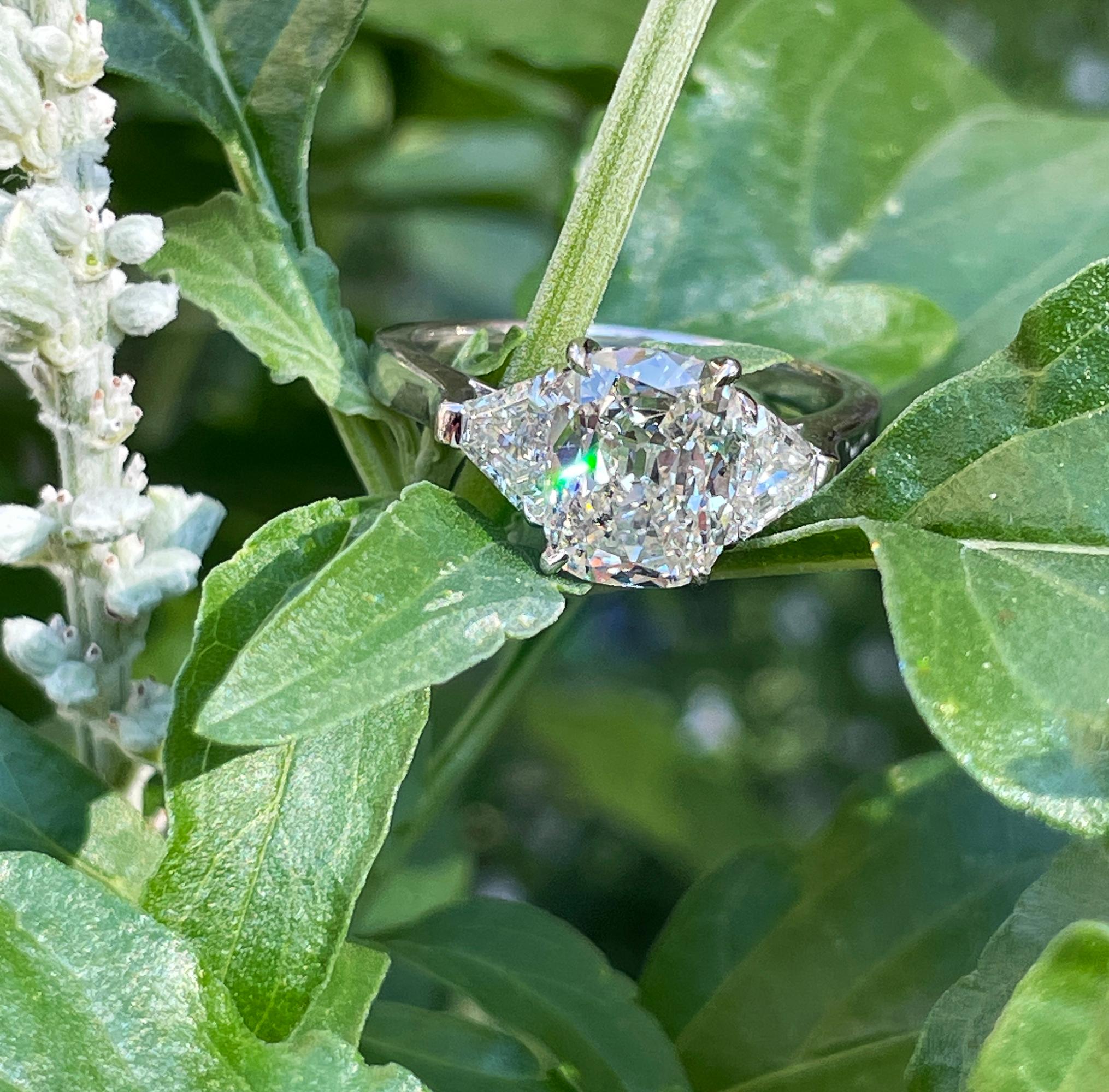 Vintage GIA 2,55ctw Antike Kissenschnitt Diamant 3 Stein Engagement Platin Ring im Angebot 6