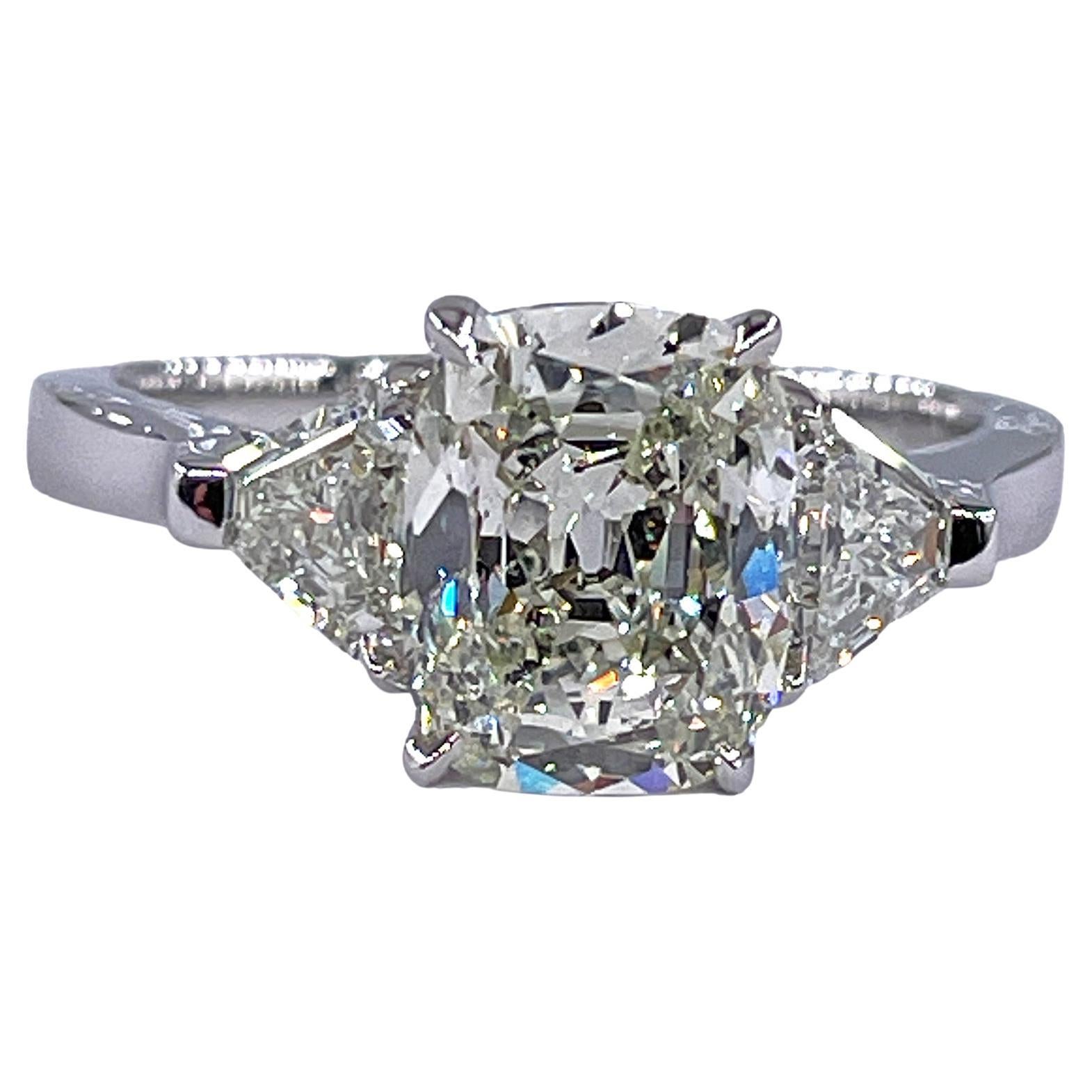 Vintage GIA 2,55ctw Antike Kissenschnitt Diamant 3 Stein Engagement Platin Ring im Angebot
