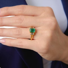 Anello a tre pietre in oro giallo 18k con diamante smeraldo da 2,56 carati GIA d'epoca