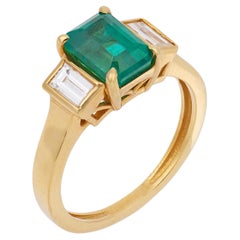 Anello a tre pietre in oro giallo 18k con diamante smeraldo da 2,56 carati GIA d'epoca