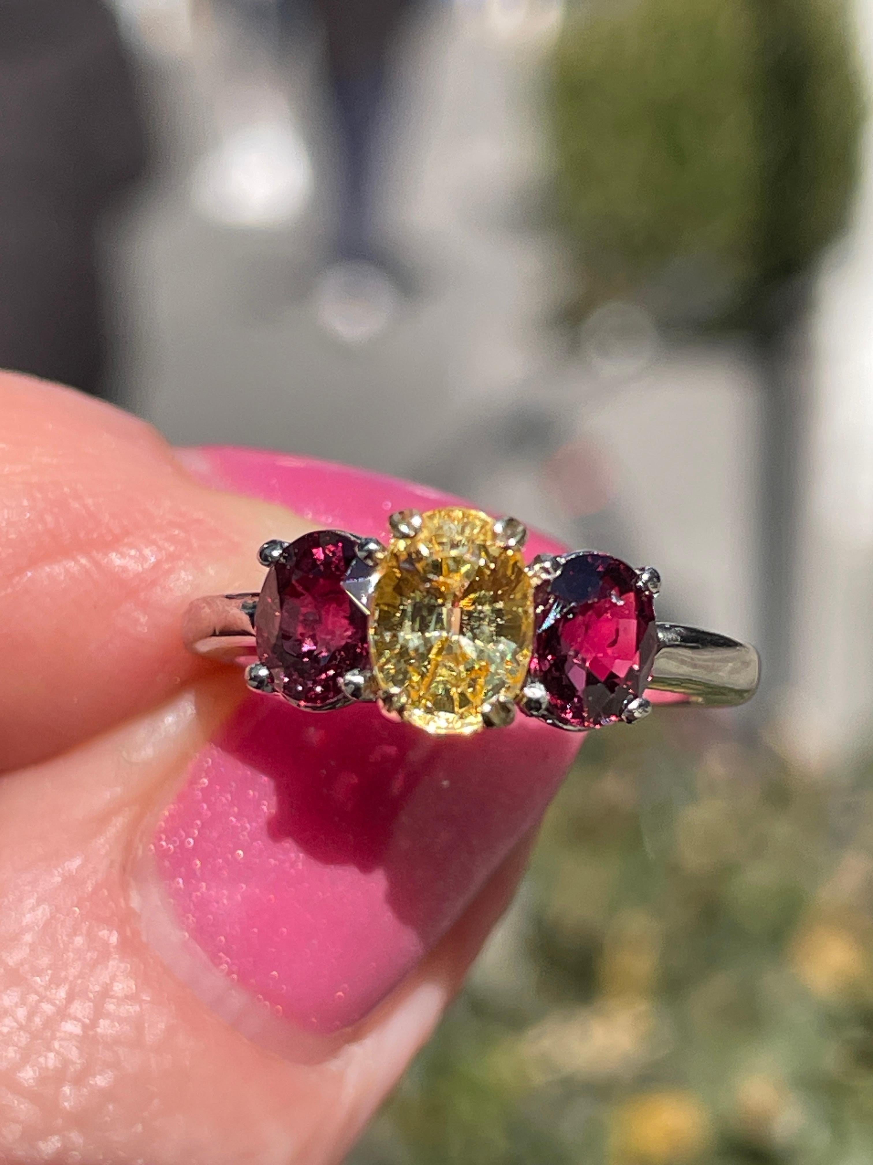 Vintage GIA 2.57ct No-Heat Yellow Sapphire Ruby Trilogy Platinum 18K Gold Ring For Sale 5