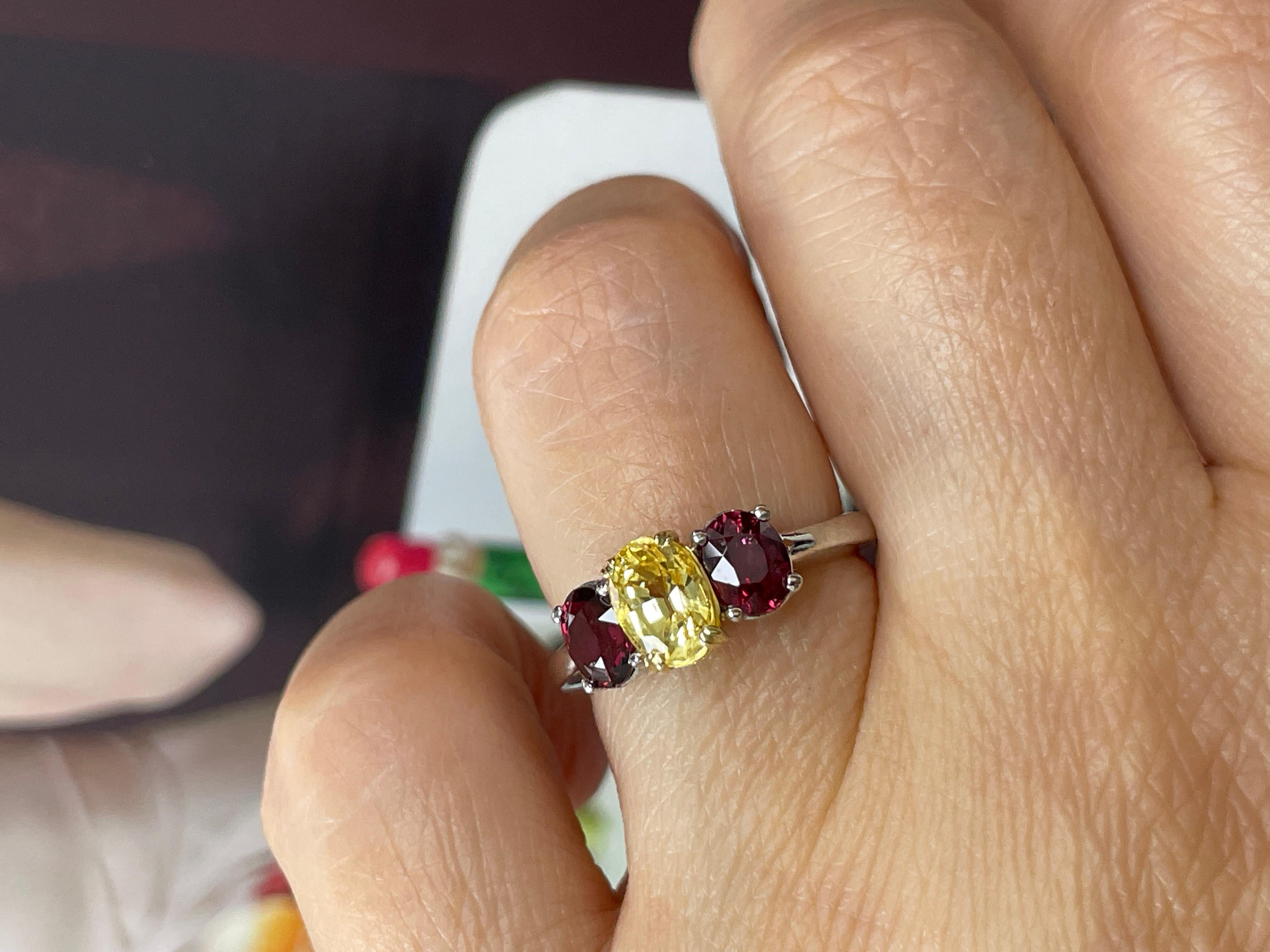 Vintage GIA 2.57ct No-Heat Yellow Sapphire Ruby Trilogy Platinum 18K Gold Ring For Sale 7
