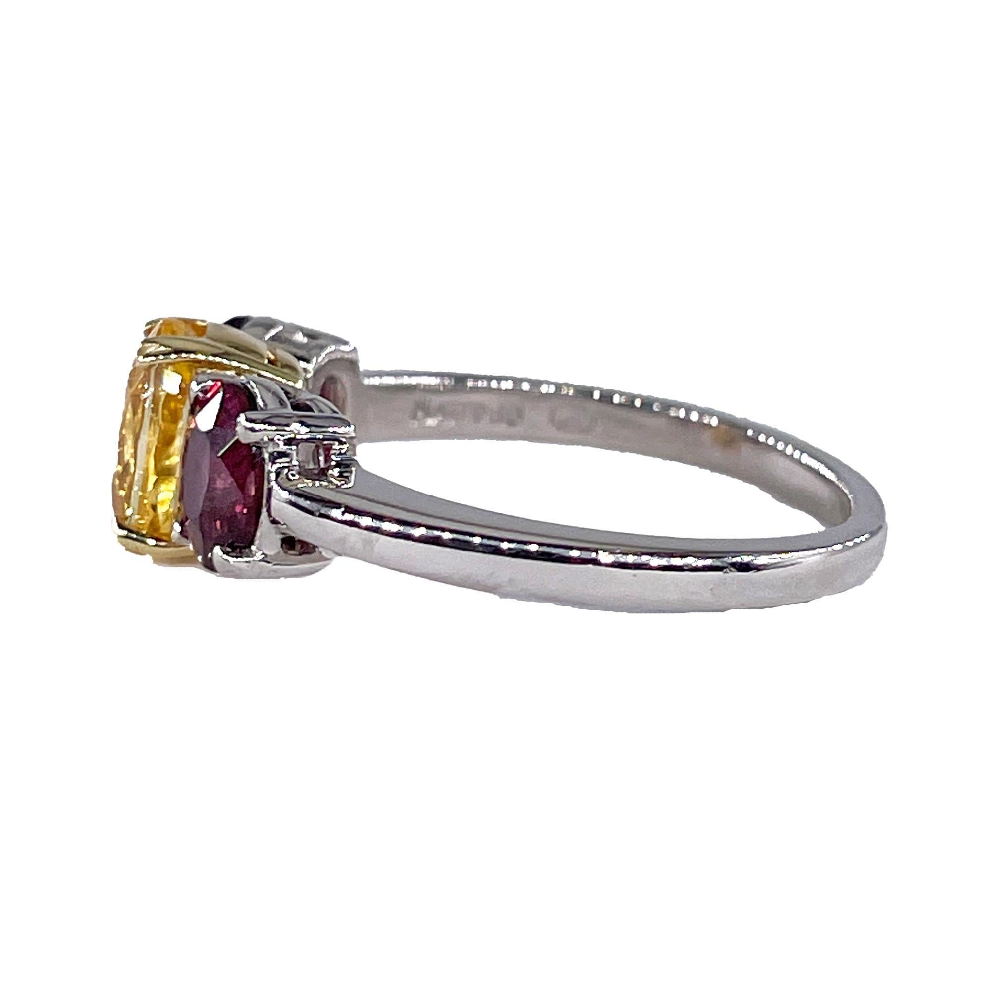 Vintage GIA 2.57ct No-Heat Yellow Sapphire Ruby Trilogy Platinum 18K Gold Ring In Good Condition For Sale In New York, NY