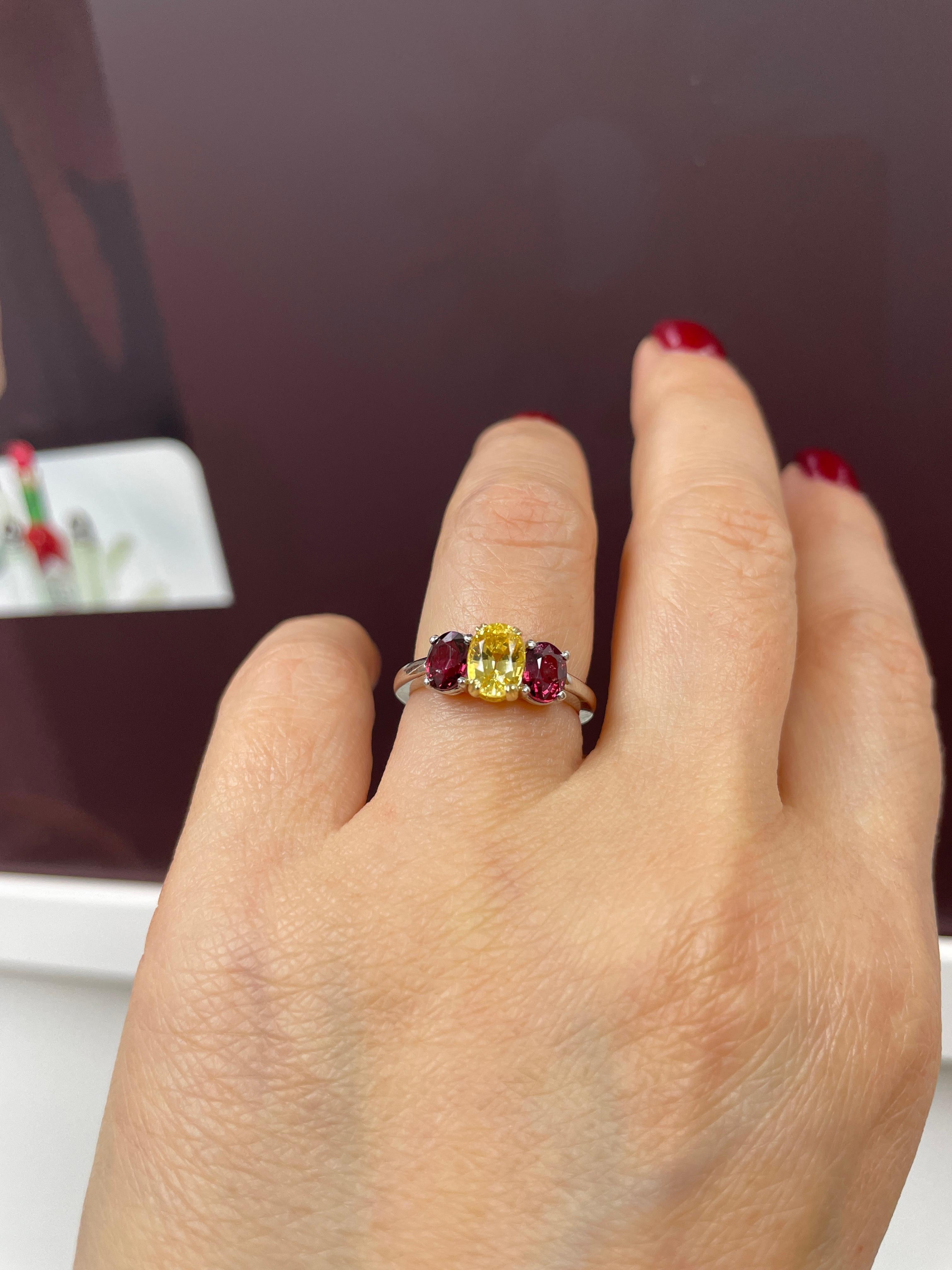 Vintage GIA 2.57ct No-Heat Yellow Sapphire Ruby Trilogy Platinum 18K Gold Ring For Sale 3