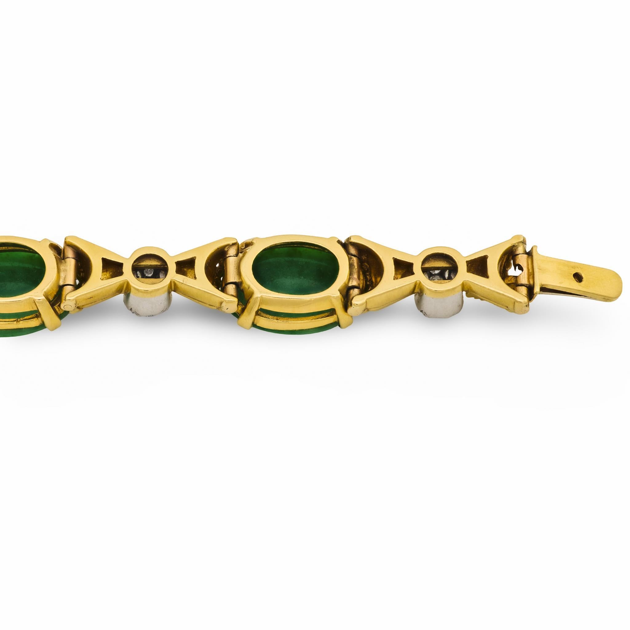 Ce bracelet vintage des années 1970 est réalisé en or jaune 18 carats et serti de six jades ovales certifiés par le GIA, chacun pesant environ 4,30 carats (GIA #1236638051). Non traitées et richement colorées, les pierres de jadéite sont rehaussées