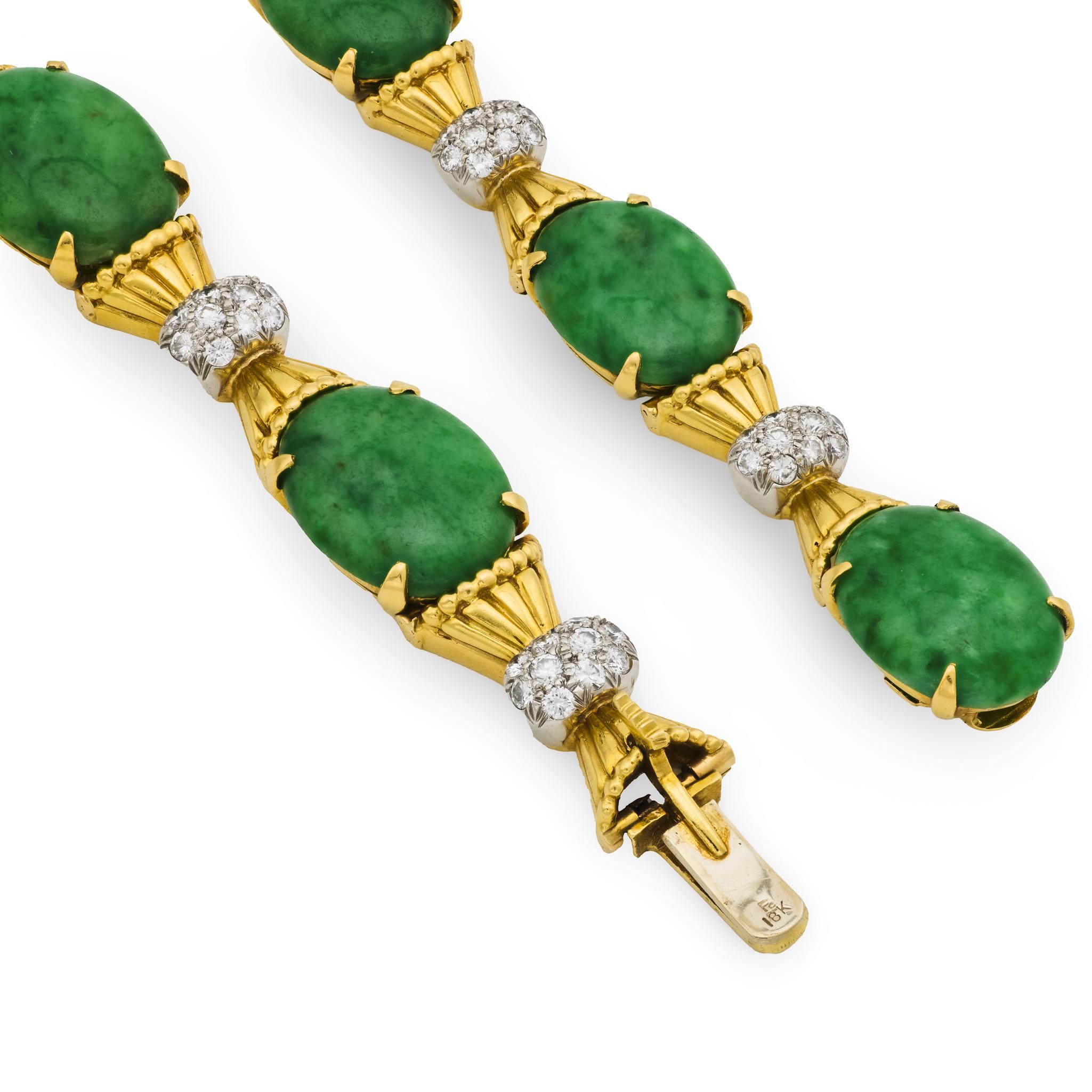 Taille cabochon Vintage GIA 25.80 carat jade diamant or jaune 18k en vente