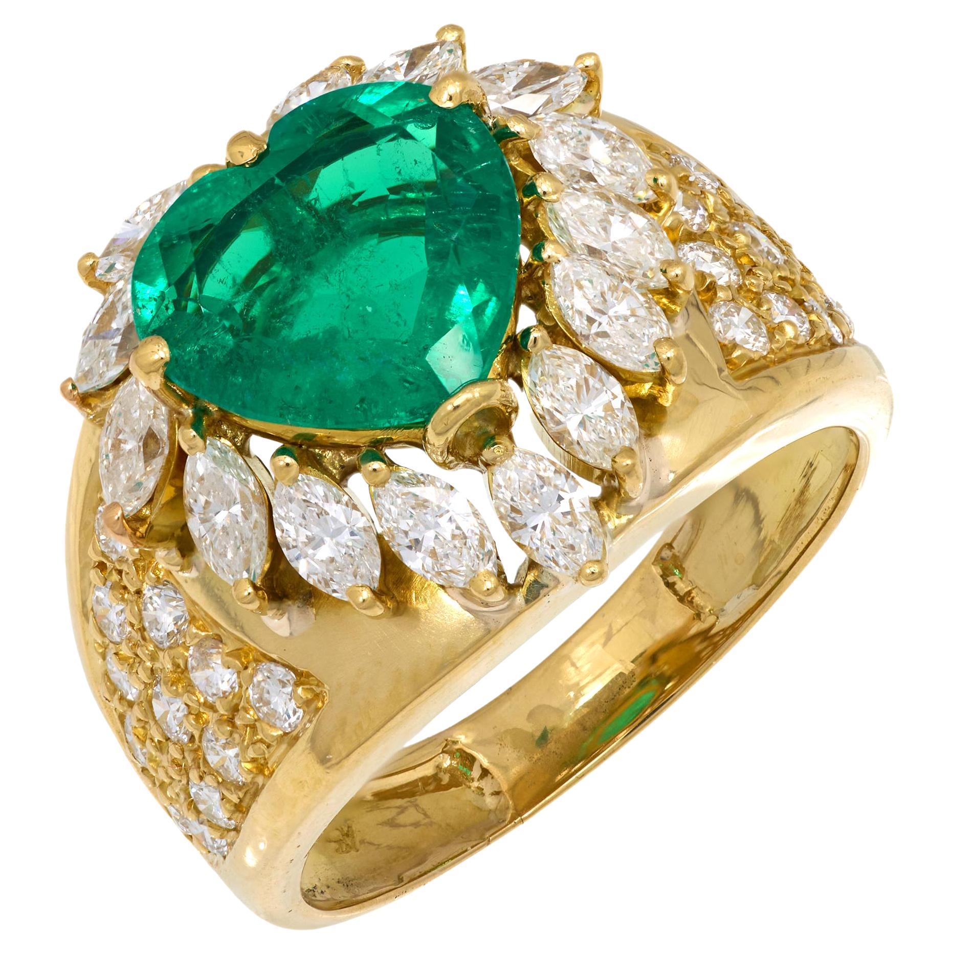 Vintage GIA 2.63 carat heart shape emerald diamond 18k yellow gold cocktail ring For Sale