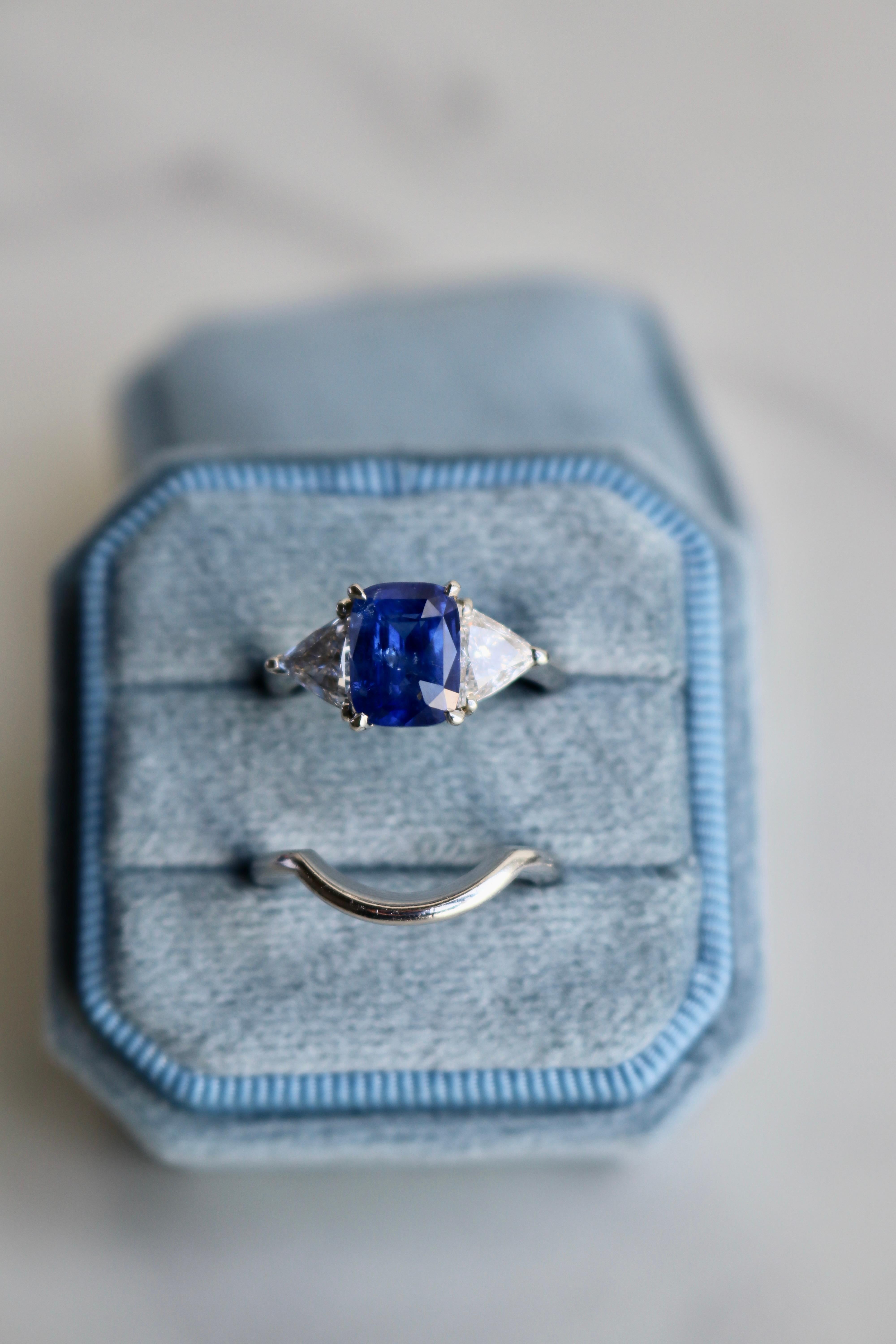 Women's or Men's Vintage GIA 2.66 Carat Ceylon Sapphire Diamond Platinum Ring Set For Sale