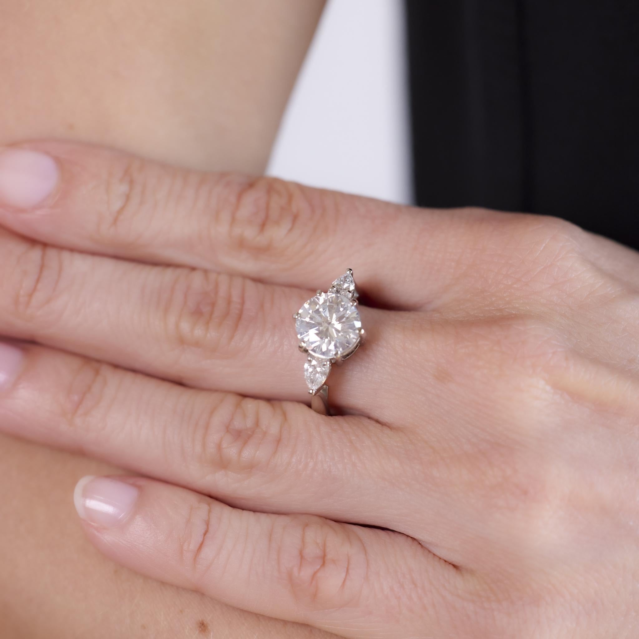 Taglio brillante Anello di fidanzamento in platino con diamante d'epoca GIA da 2.70 carati in vendita