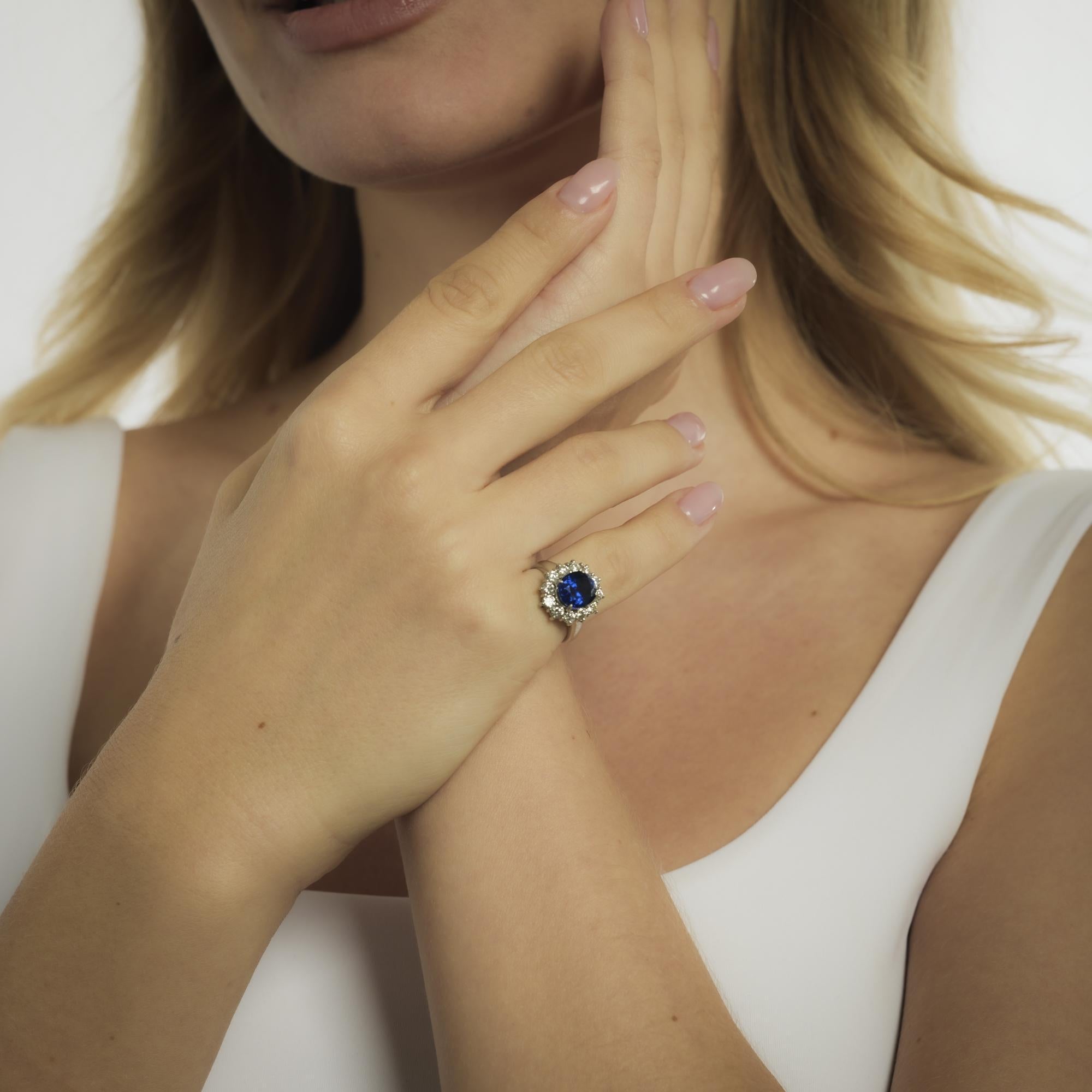 Taglio ovale Anello a grappolo in platino con diamante e zaffiro blu reale da 2,80 carati, Vintage GIA in vendita