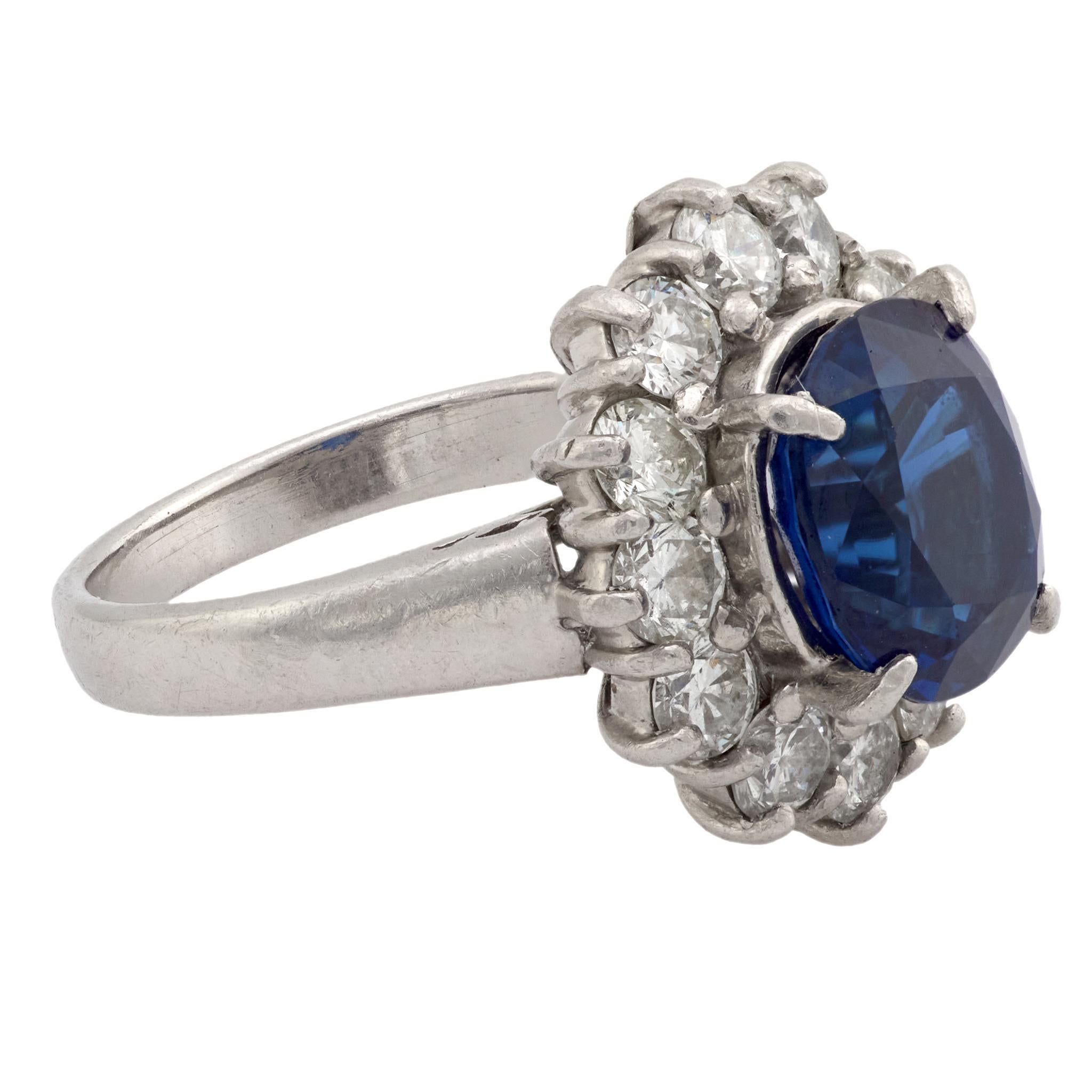 Anello a grappolo in platino con diamante e zaffiro blu reale da 2,80 carati, Vintage GIA In condizioni buone in vendita a Beverly Hills, CA