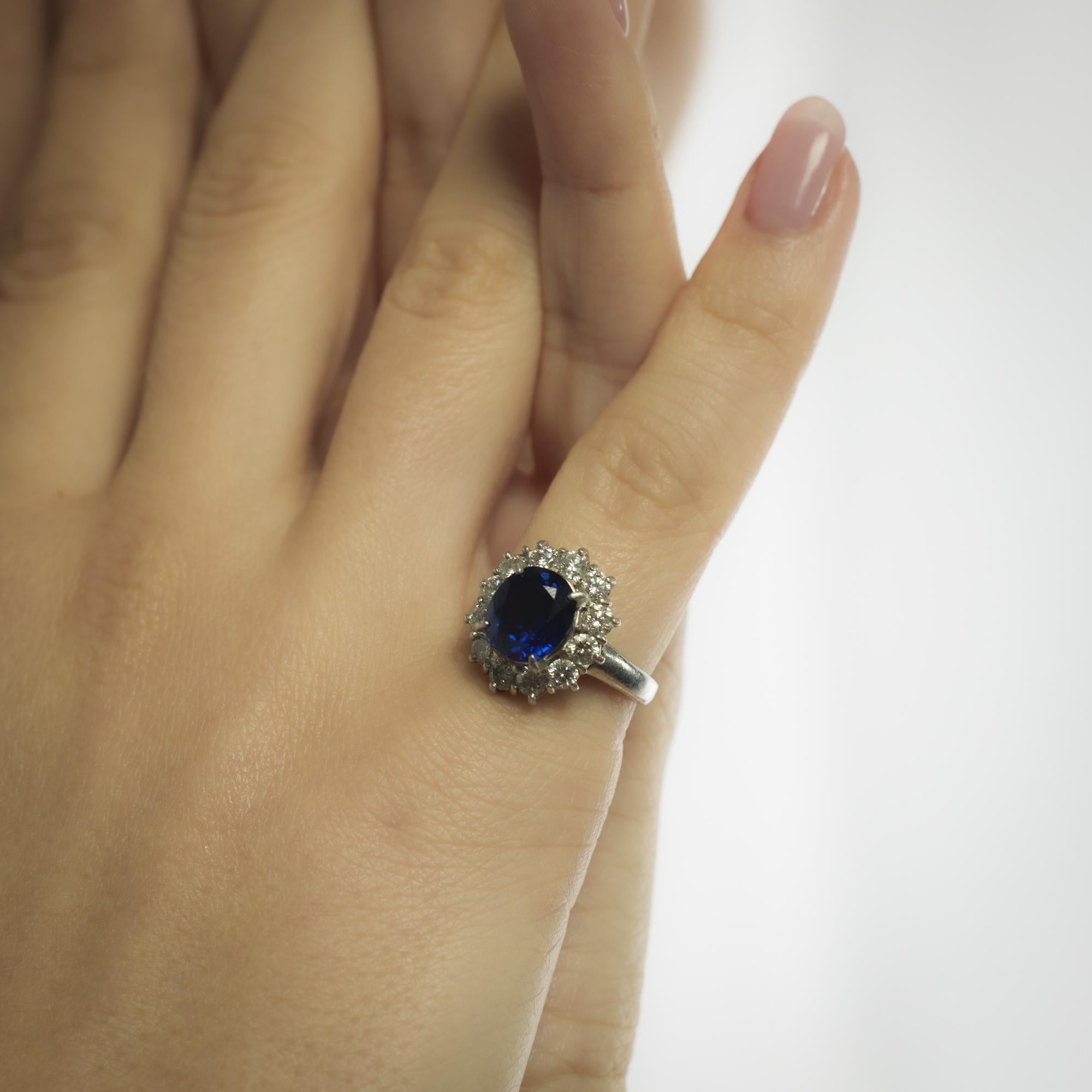 Donna Anello a grappolo in platino con diamante e zaffiro blu reale da 2,80 carati, Vintage GIA in vendita