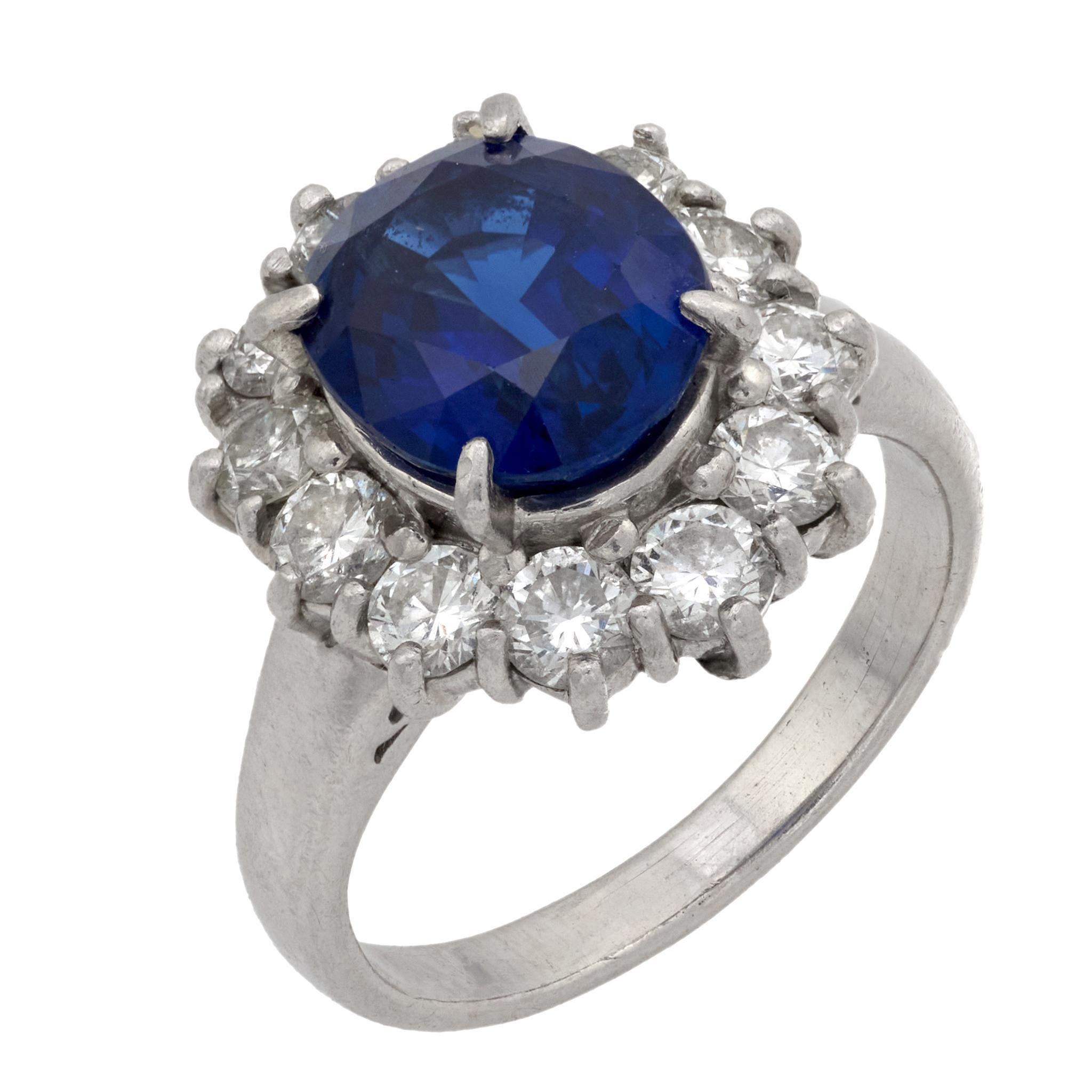 Anello a grappolo in platino con diamante e zaffiro blu reale da 2,80 carati, Vintage GIA in vendita