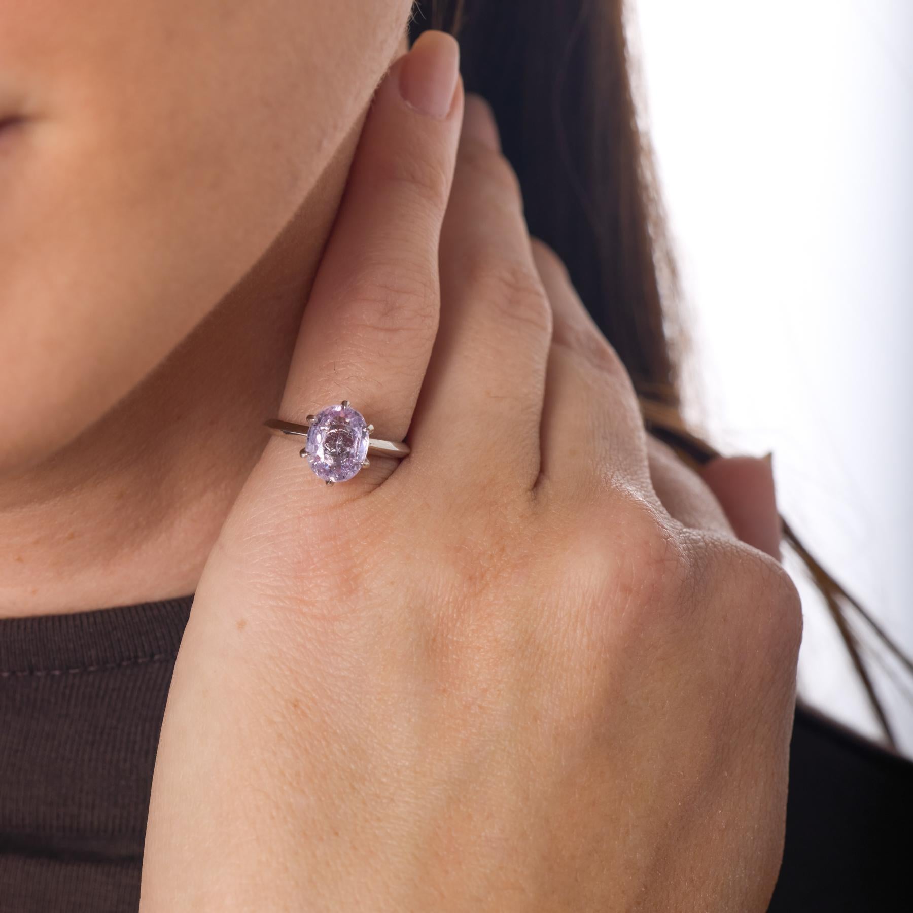 Im Mittelpunkt dieses Solitärrings aus Platin im Vintage-Stil steht ein leuchtender, nicht erhitzter rosafarbener Saphir, dessen lebendiger Farbton und natürliche Reinheit eine seltene Schönheit hervorrufen, die durch die klaren, eleganten Linien