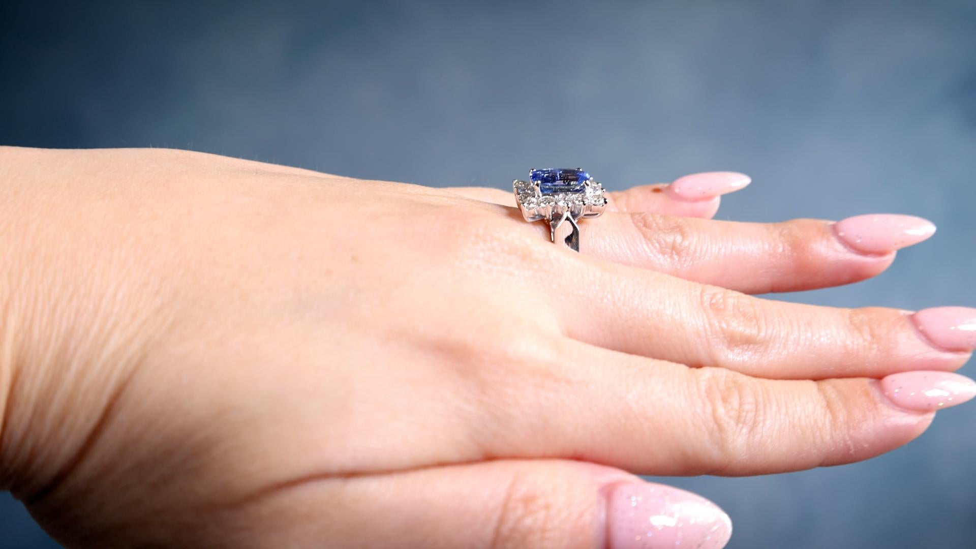 Vintage GIA 2.98 Carat Ceylon Sapphire Diamond Platinum Cluster Ring In Good Condition For Sale In Beverly Hills, CA