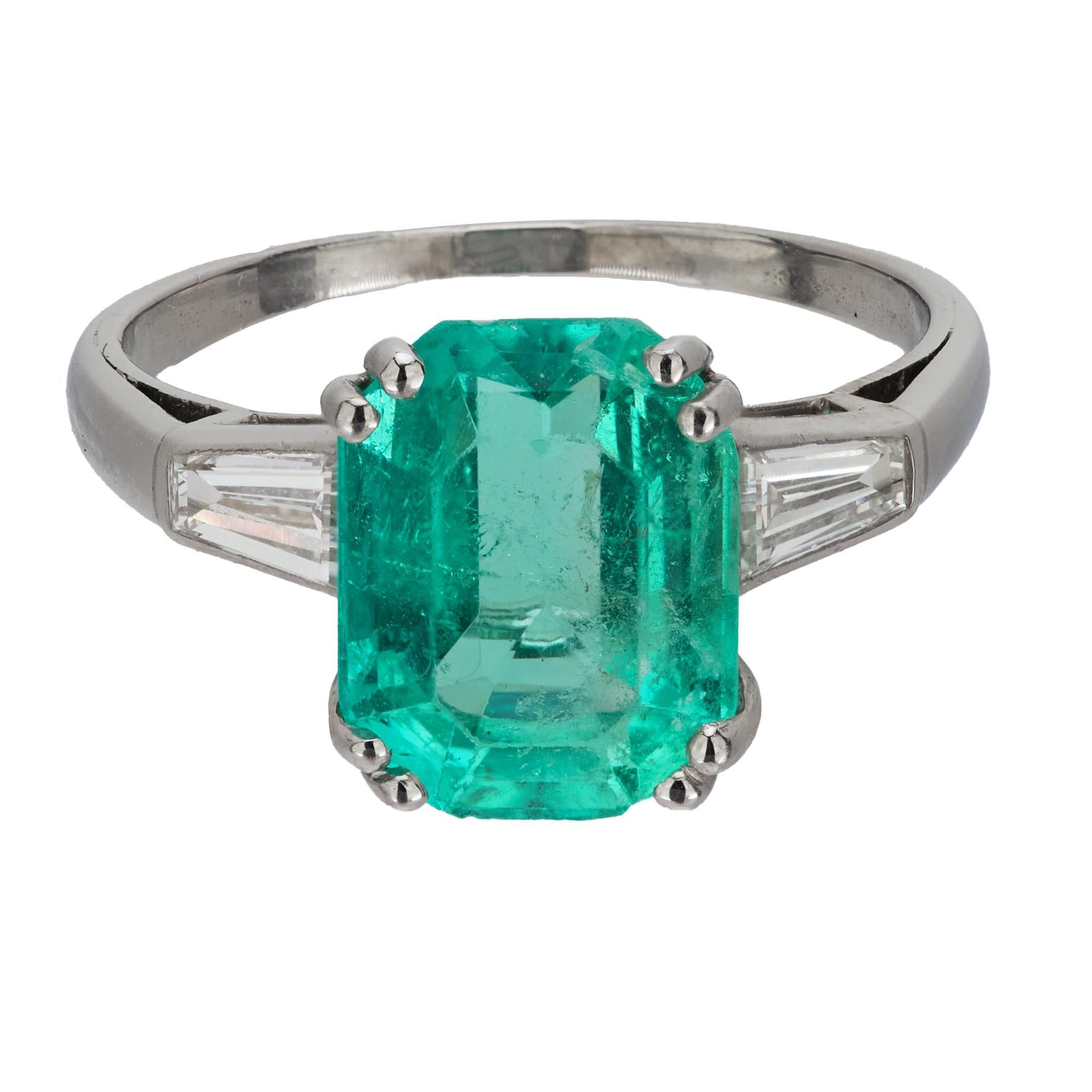 Modern Vintage GIA 3 carat Colombian emerald diamond platinum ring For Sale