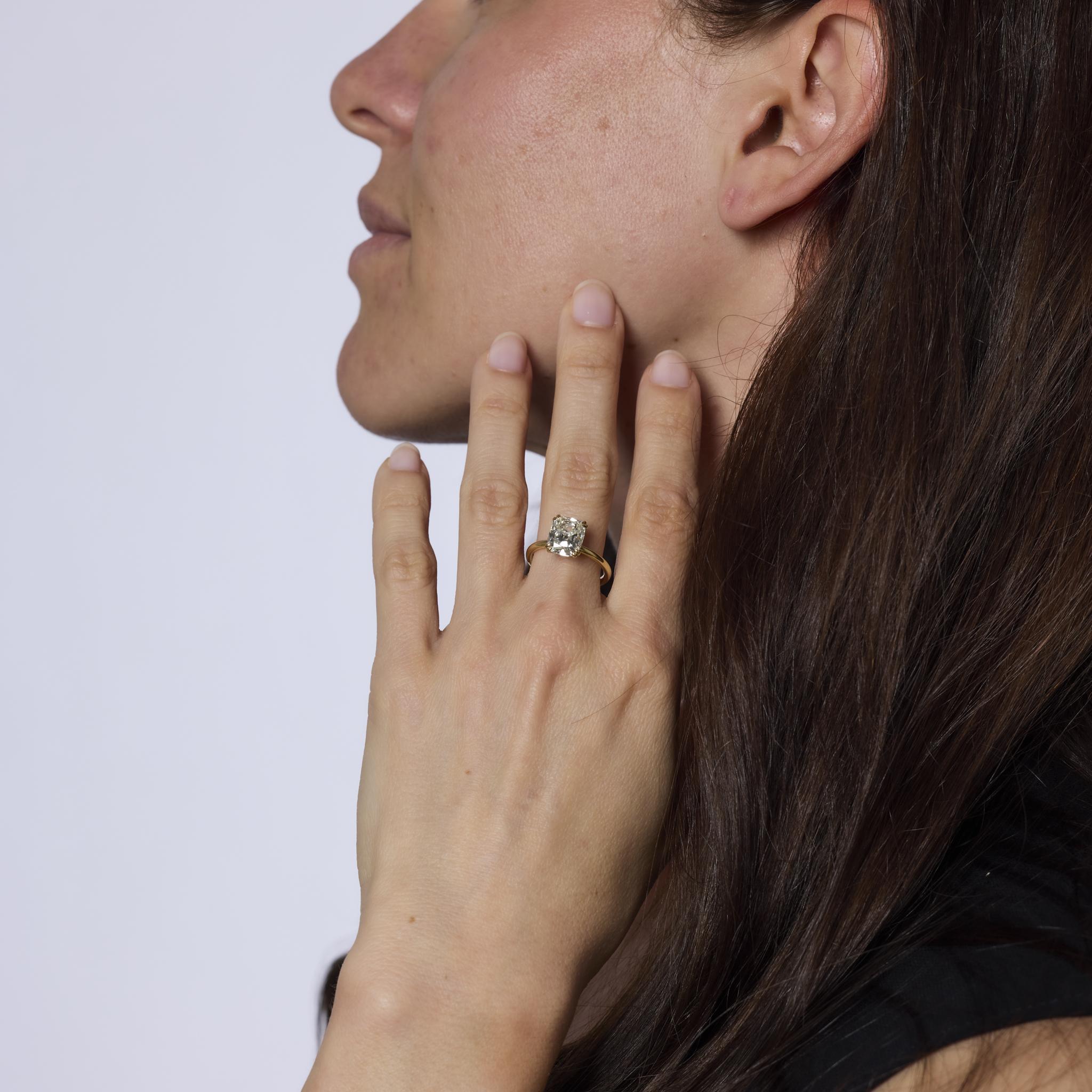 Dieser elegante Vintage-Ring ist mit einem GIA-zertifizierten 3,01-Karat-Diamanten im Kissenschliff in 18-karätigem Gelbgold gefasst. Ein zeitloses Stück aus den 1990er Jahren, das Wärme, Brillanz und klassische Raffinesse ausstrahlt.