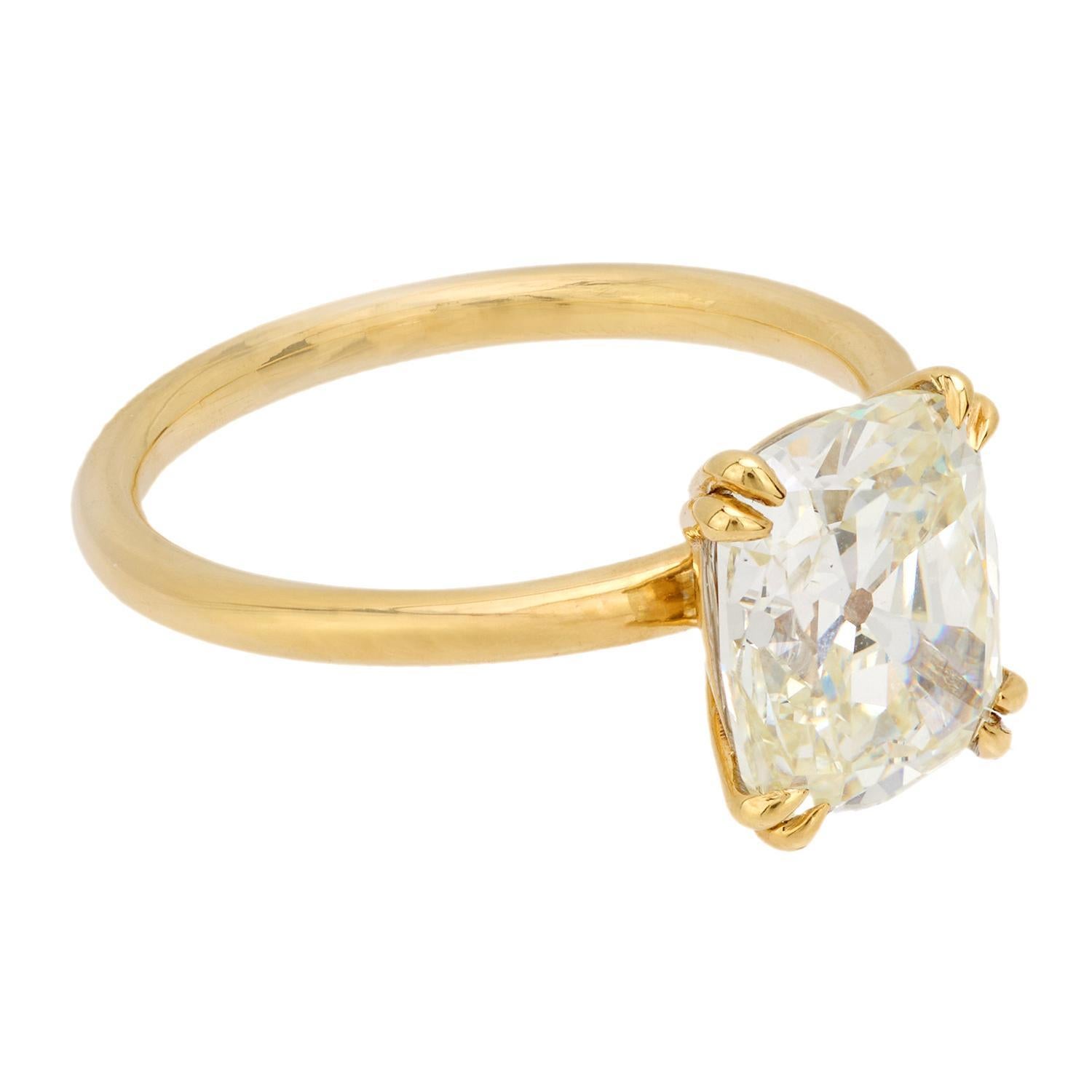 Verlobungsring aus 18 Karat Gelbgold mit GIA 3,01 Karat Diamant im Kissenschliff im Kissenschliff (Moderne) im Angebot