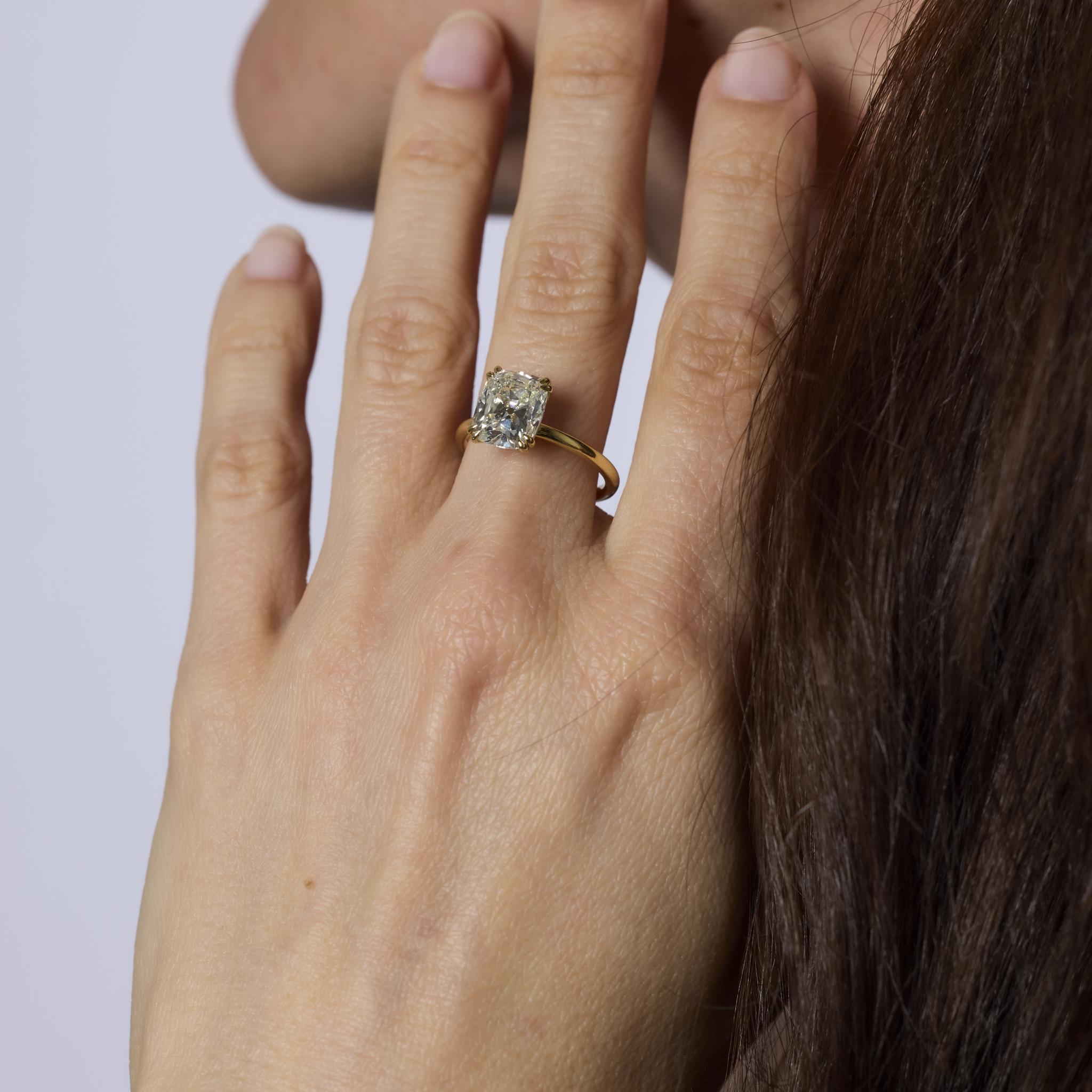 Verlobungsring aus 18 Karat Gelbgold mit GIA 3,01 Karat Diamant im Kissenschliff im Kissenschliff im Zustand „Gut“ im Angebot in Beverly Hills, CA