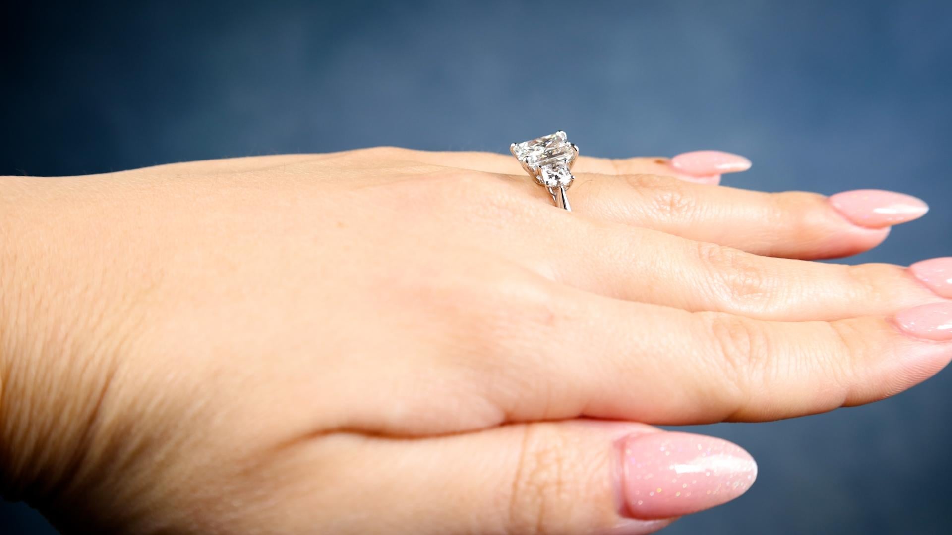 Women's or Men's Vintage GIA 3.01 Carat Radiant Cut Diamond Platinum Three Stone Ring