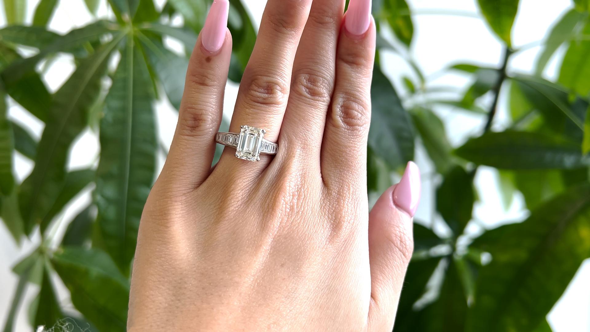 Vintage GIA 3.01 Carats Emerald Cut Diamond Platinum Ring In Excellent Condition In Beverly Hills, CA