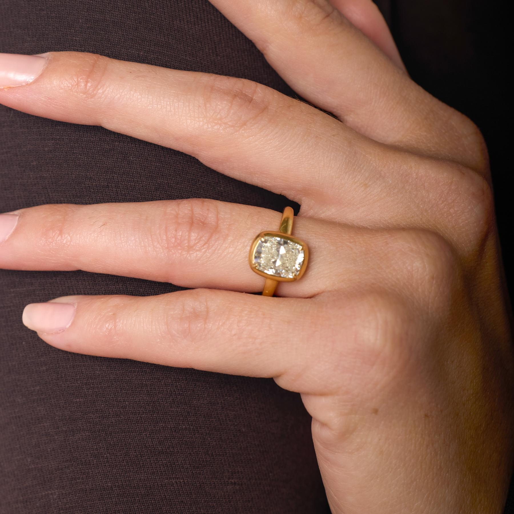 Vintage GIA 3,02 Karat Diamant mit Kissenschliff 18k Gelbgold Verlobungsring im Zustand „Gut“ im Angebot in Beverly Hills, CA