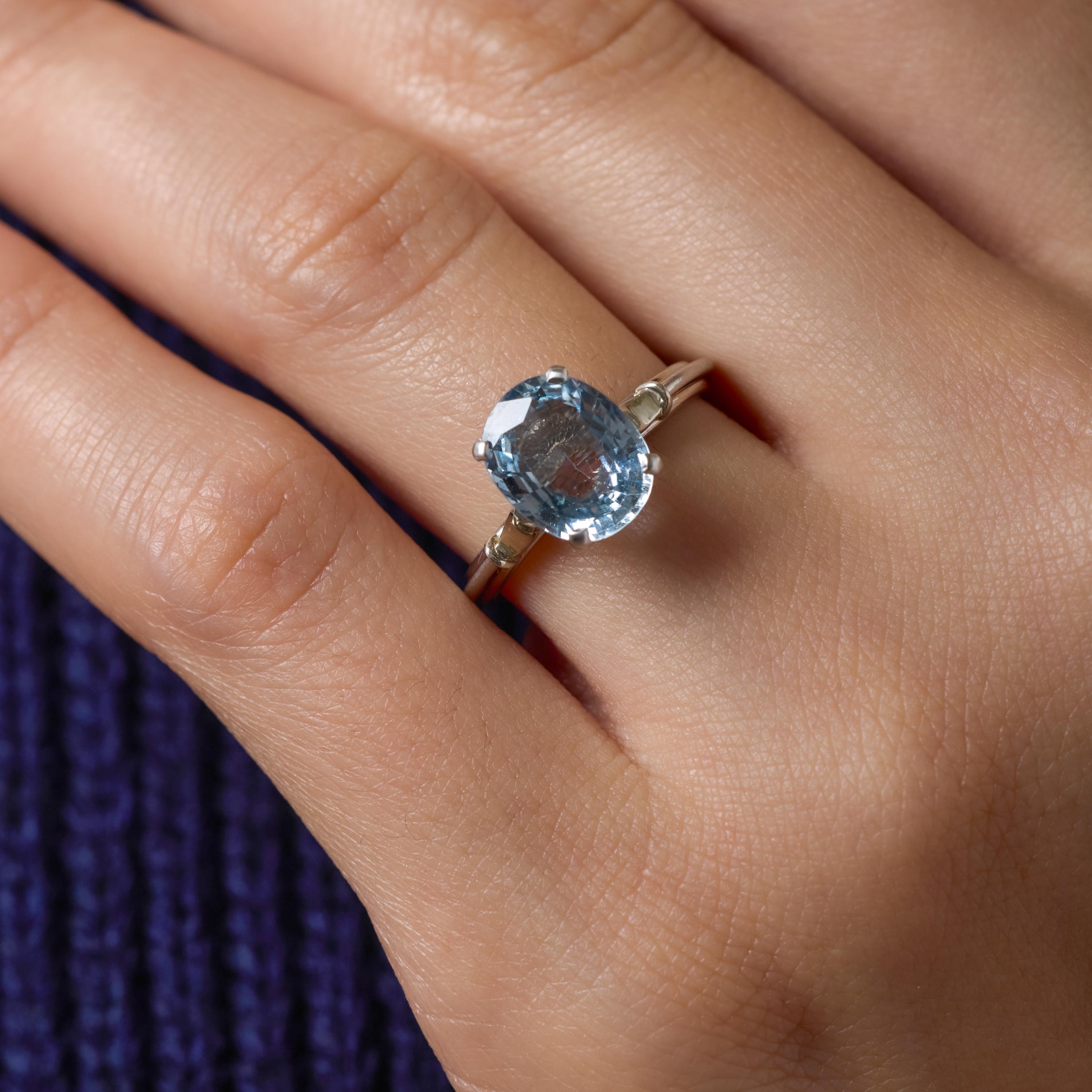 Cette bague vintage captivante met en valeur un rare saphir gris-bleu clair sans chaleur, dont le ton doux et éthéré varie magnifiquement avec la lumière. La pierre ovale de 3,18 carats occupe le devant de la scène dans une monture en platine épurée
