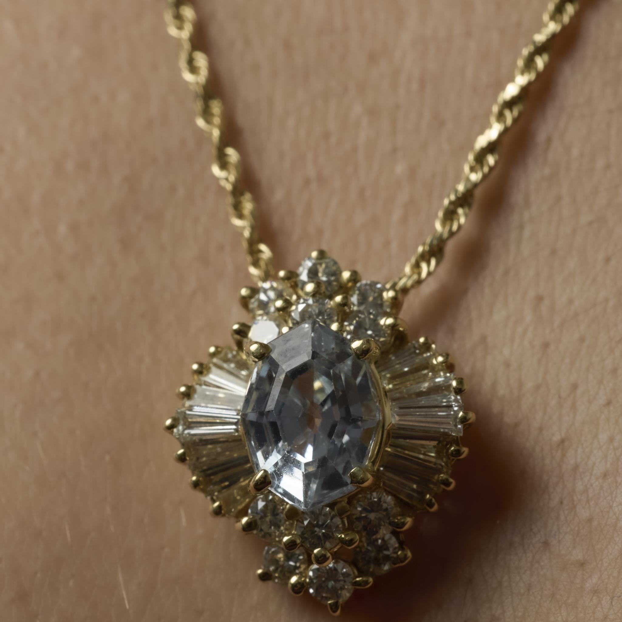 Taille navette Vintage GIA 3.30 carat Ceylon saphir diamant 18k or jaune en vente