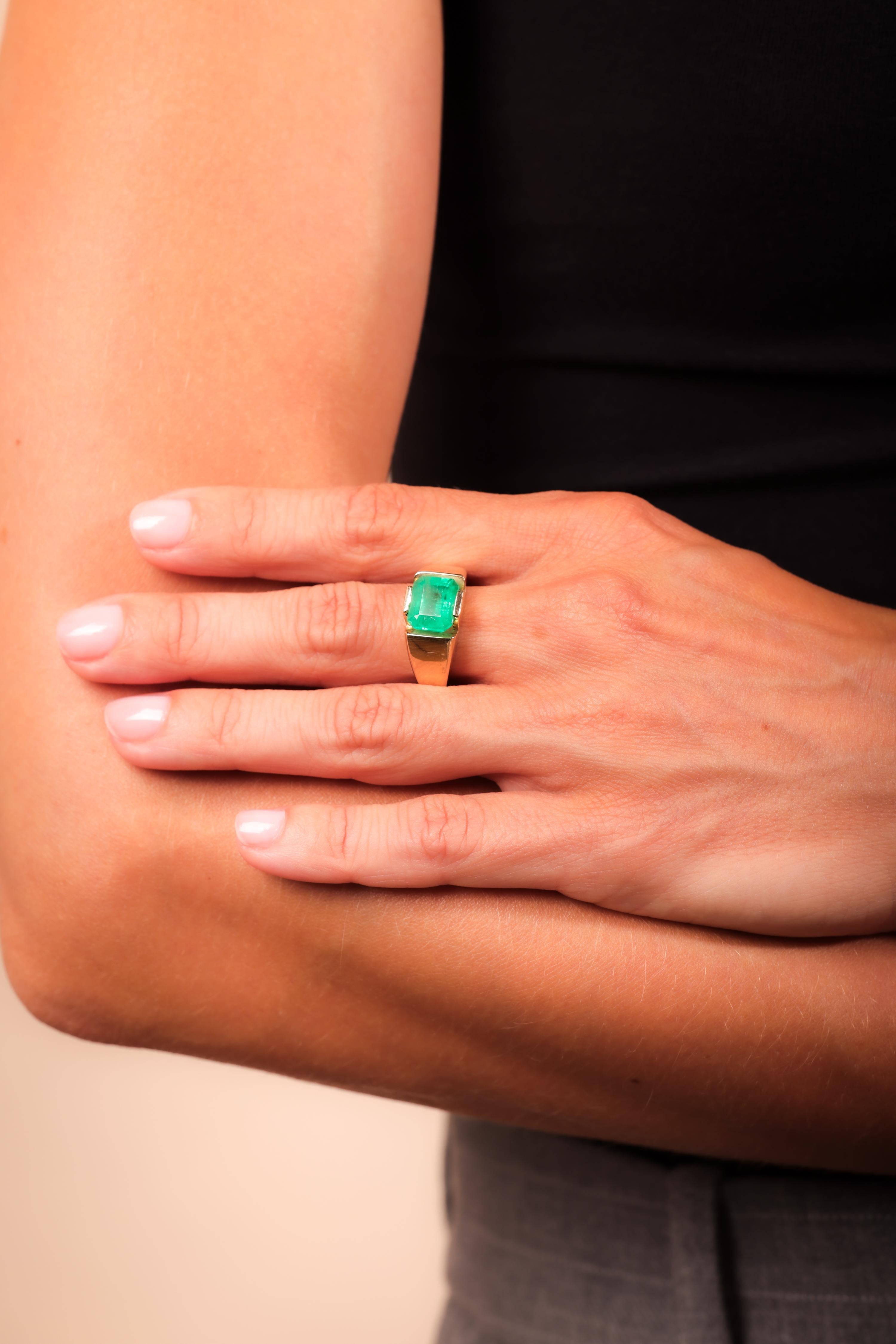 Vintage GIA 3.5 Carat Octagonal Cut Emerald 14K Yellow Gold Bezel Ring In Excellent Condition In Beverly Hills, CA