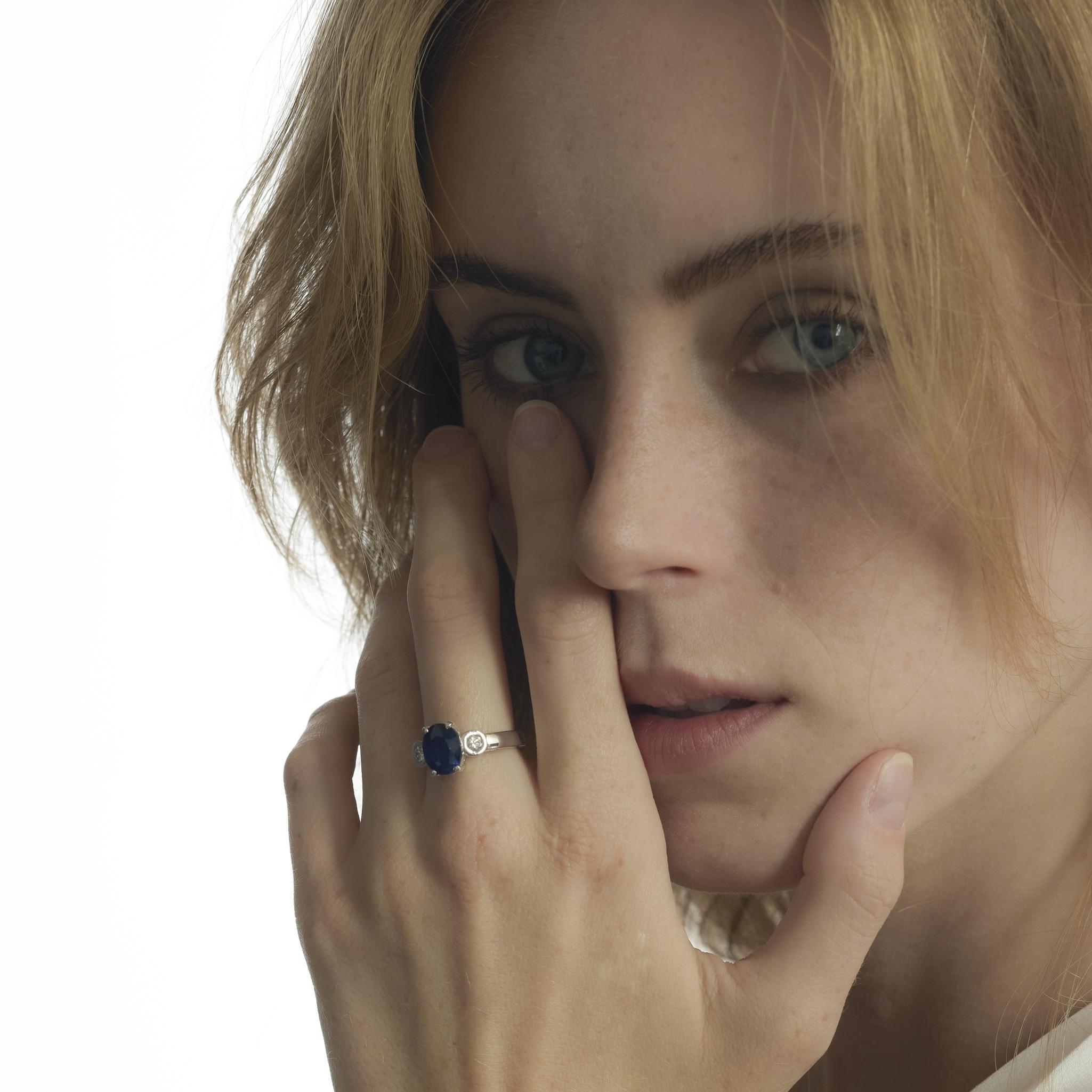 Dieser Vintage-Ring aus den 1980er Jahren präsentiert einen 3,56 Karat schweren, GIA-zertifizierten Ceylon-Saphir von leuchtend blauem Farbton, der von zwei funkelnden Diamanten im Brillantschliff akzentuiert wird. Das aus 14 Karat Weißgold