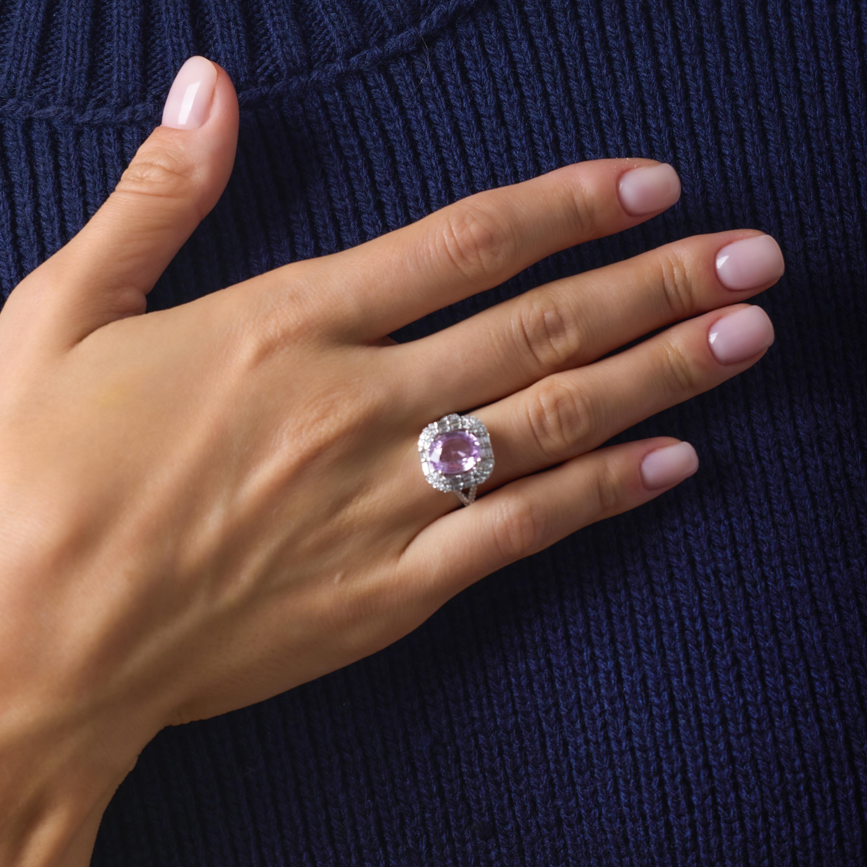 Dieser Halo-Ring im Vintage-Stil besticht durch einen 3,58-karätigen, GIA-zertifizierten, hitzefreien rosa Saphir, der in einem lebendigen, romantischen Farbton leuchtet, der sowohl raffiniert als auch mühelos feminin wirkt. Der Mittelstein ist von