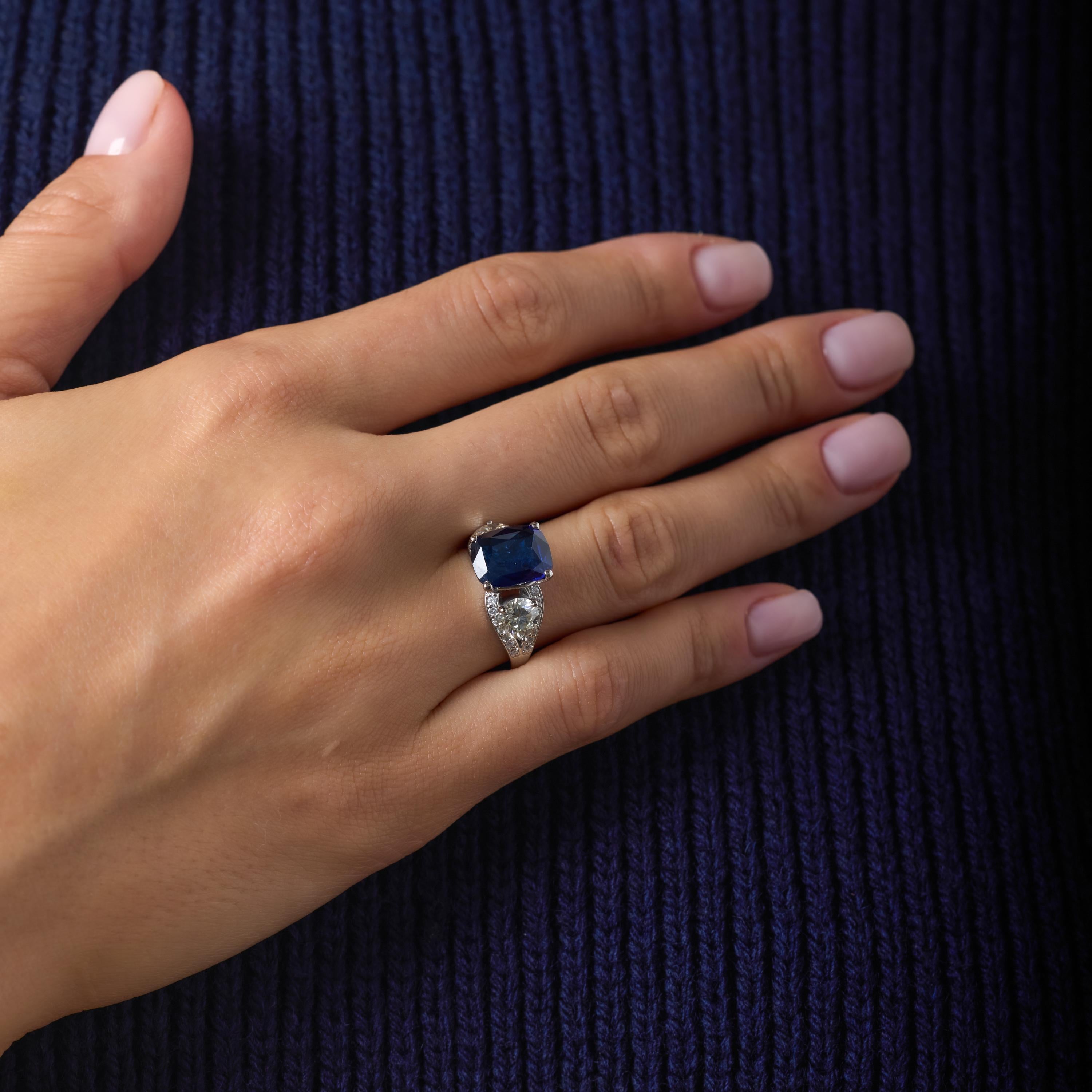 Este anillo vintage de platino centra un radiante zafiro de Ceilán de 4,00 quilates cuyo azul profundo y saturado brilla con cautivadora intensidad. Dos sustanciosos diamantes brillantes redondos se asientan orgullosos en los hombros, añadiendo un