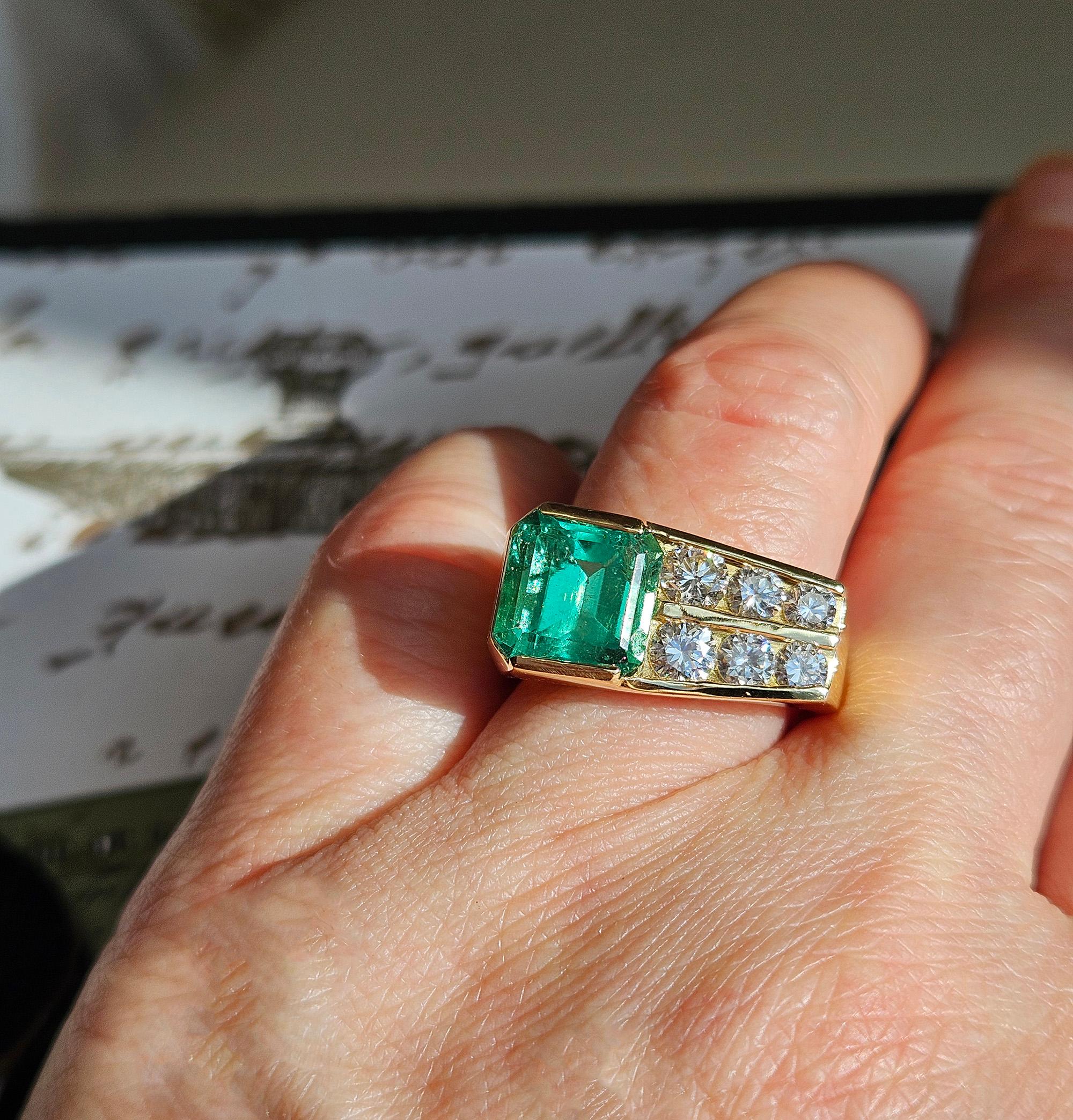 Vintage GIA 4.20ctw Natural Colombian Green Emerald Diamond 18K Yellow Gold Ring For Sale 4