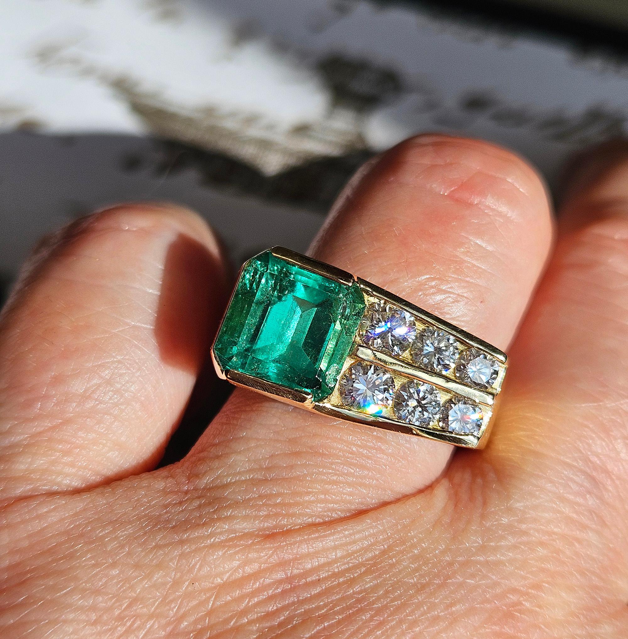 Vintage GIA 4.20ctw Natural Colombian Green Emerald Diamond 18K Yellow Gold Ring For Sale 5