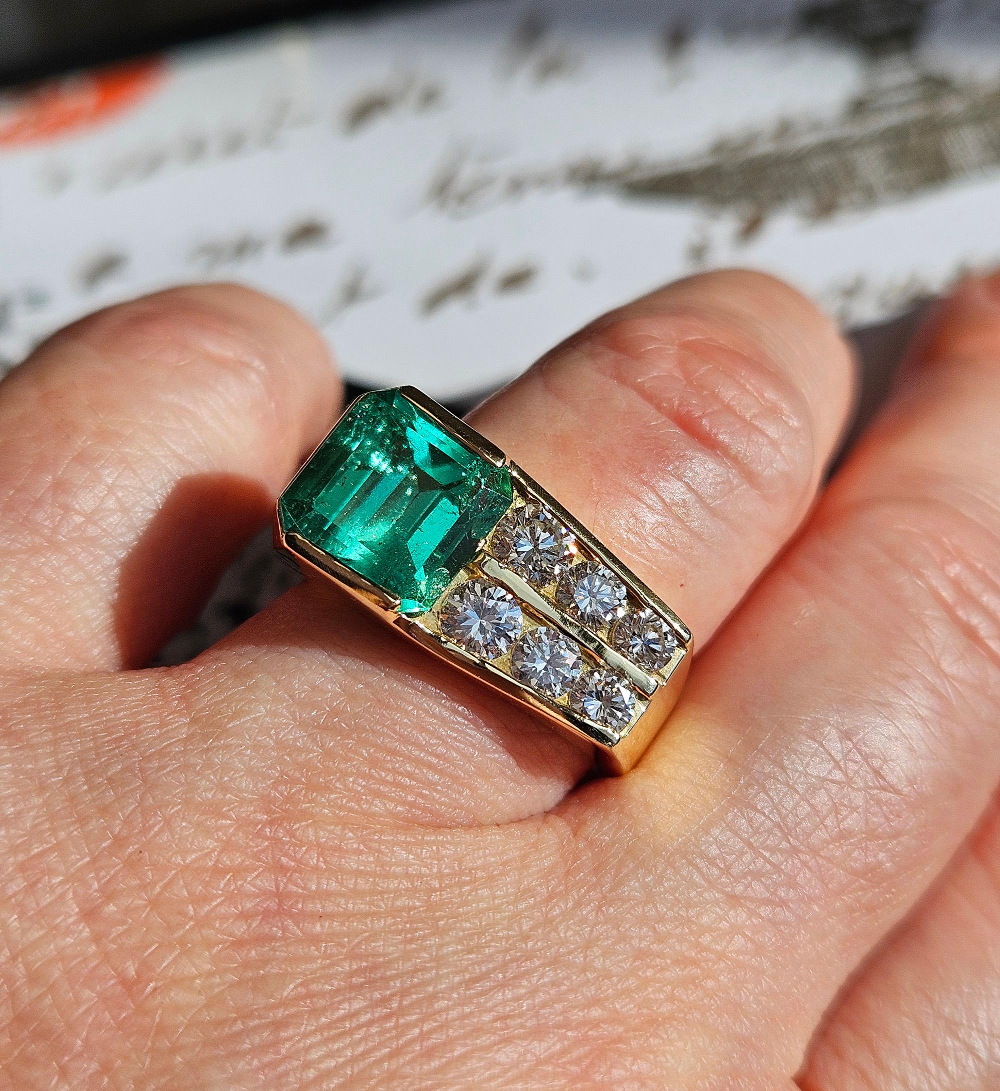 Vintage GIA 4.20ctw Natural Colombian Green Emerald Diamond 18K Yellow Gold Ring For Sale 6