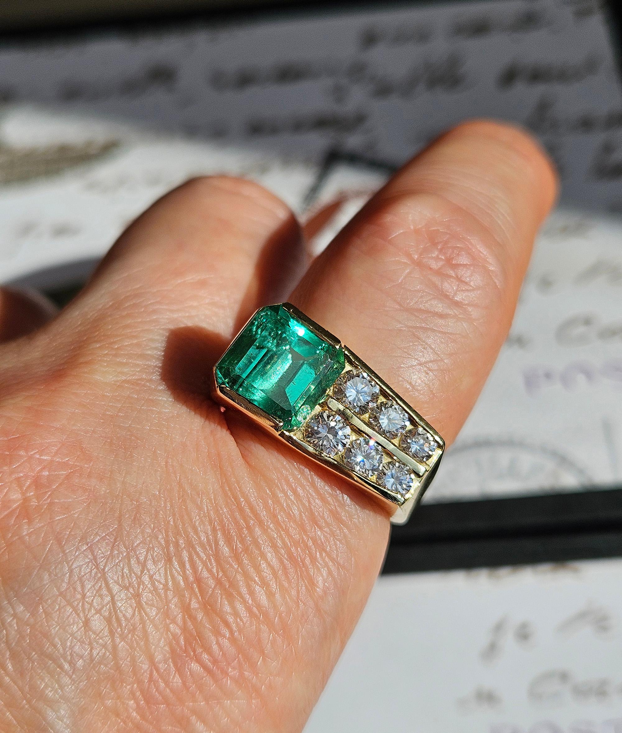 Vintage GIA 4.20ctw Natural Colombian Green Emerald Diamond 18K Yellow Gold Ring For Sale 7