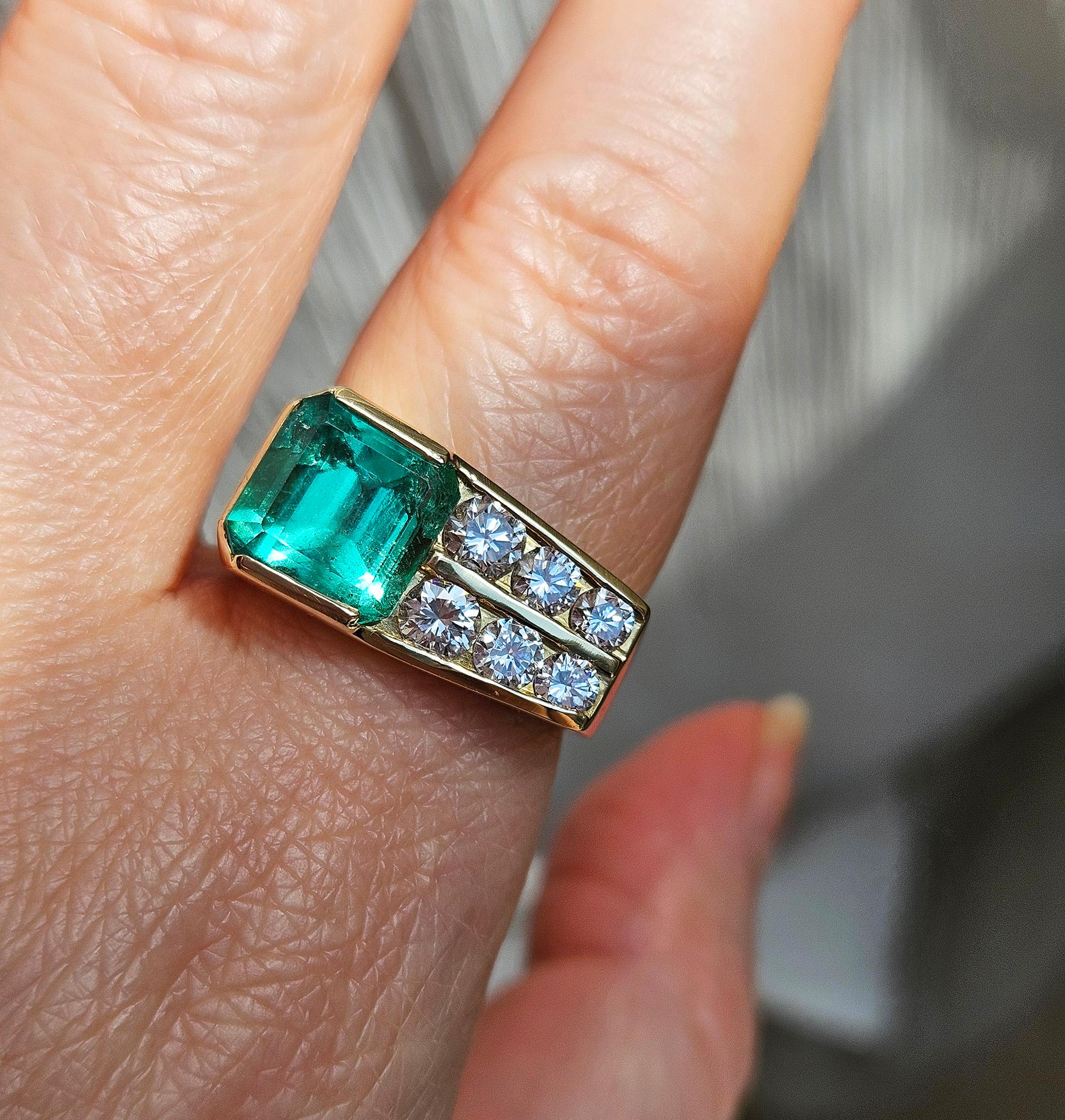 Vintage GIA 4.20ctw Natural Colombian Green Emerald Diamond 18K Yellow Gold Ring For Sale 9