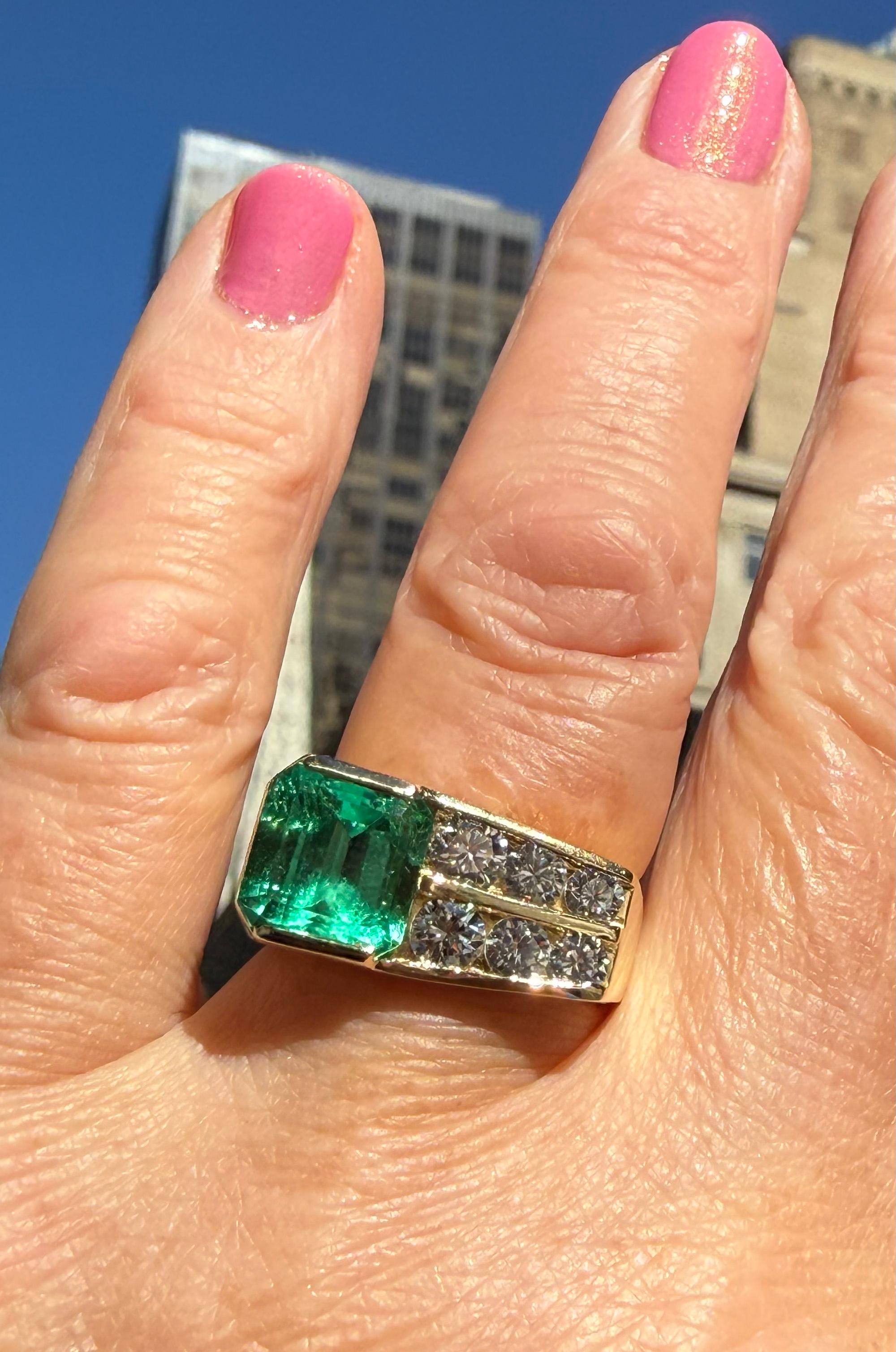 Vintage GIA 4.20ctw Natural Colombian Green Emerald Diamond 18K Yellow Gold Ring For Sale 10