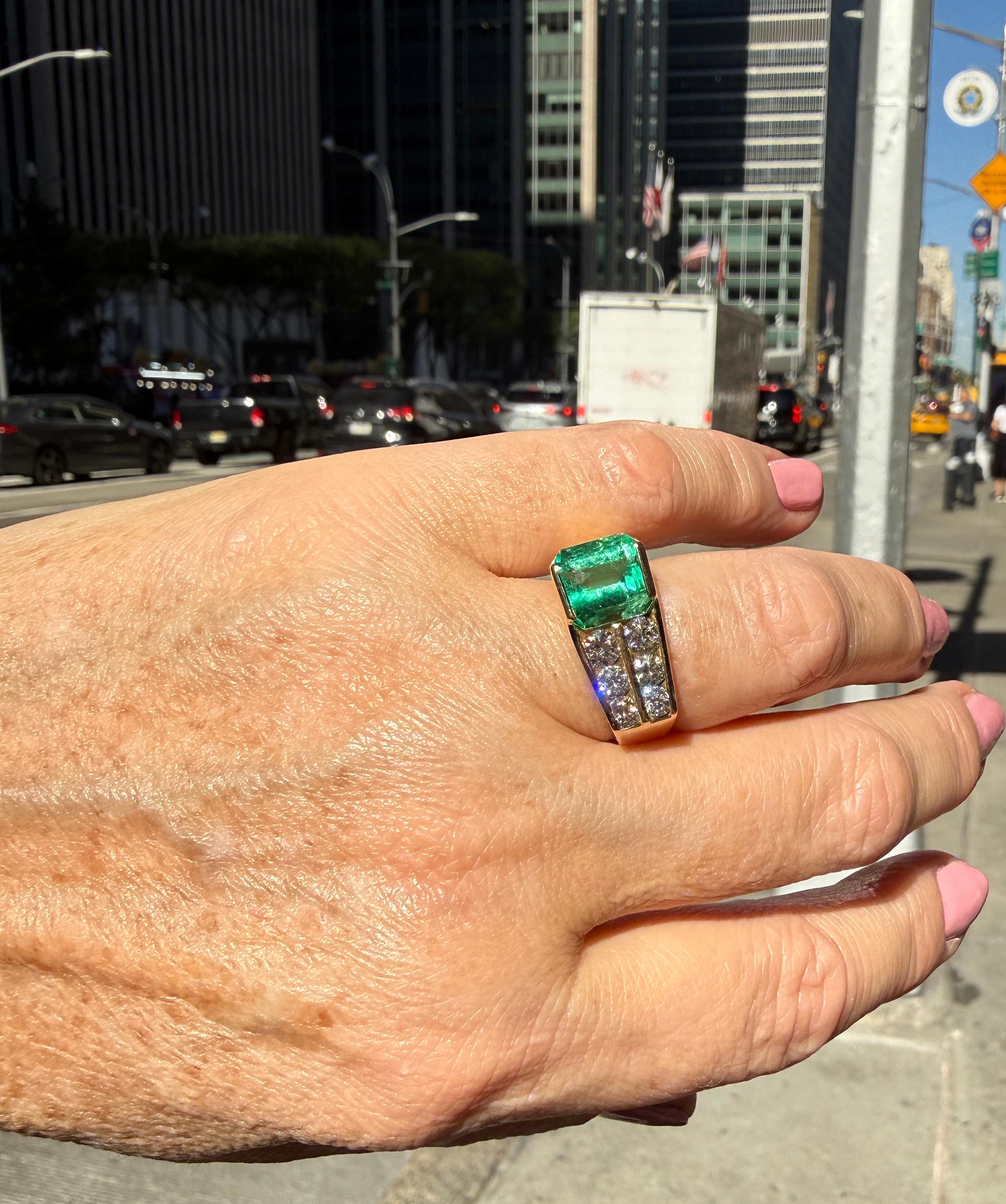 Vintage GIA 4.20ctw Natural Colombian Green Emerald Diamond 18K Yellow Gold Ring For Sale 11