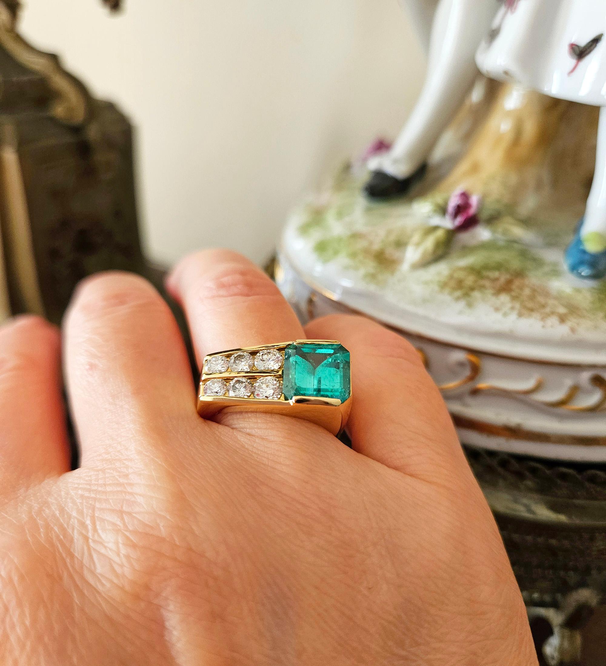 Emerald Cut Vintage GIA 4.20ctw Natural Colombian Green Emerald Diamond 18K Yellow Gold Ring For Sale