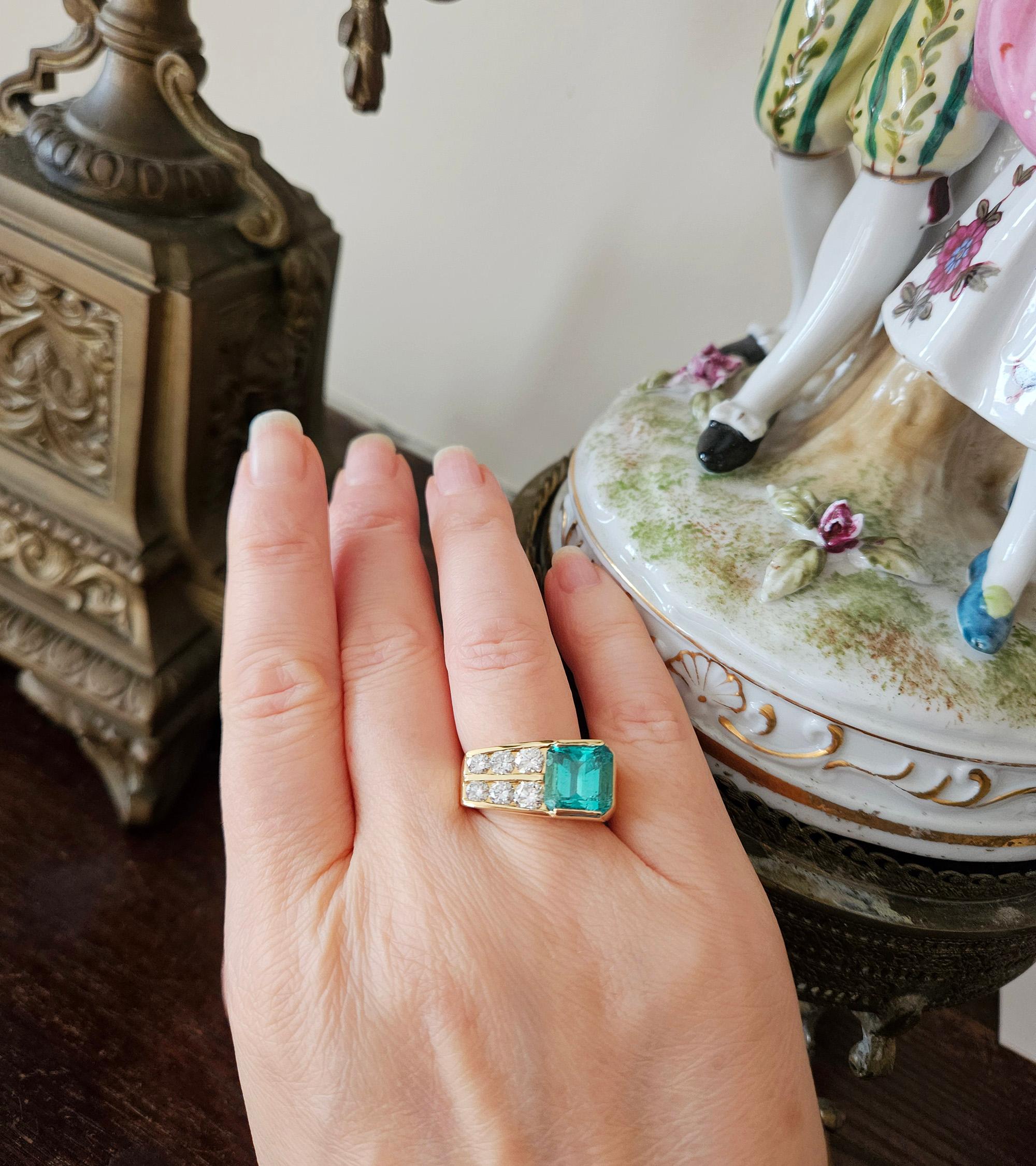 Vintage GIA 4.20ctw Natural Colombian Green Emerald Diamond 18K Yellow Gold Ring In Good Condition For Sale In New York, NY