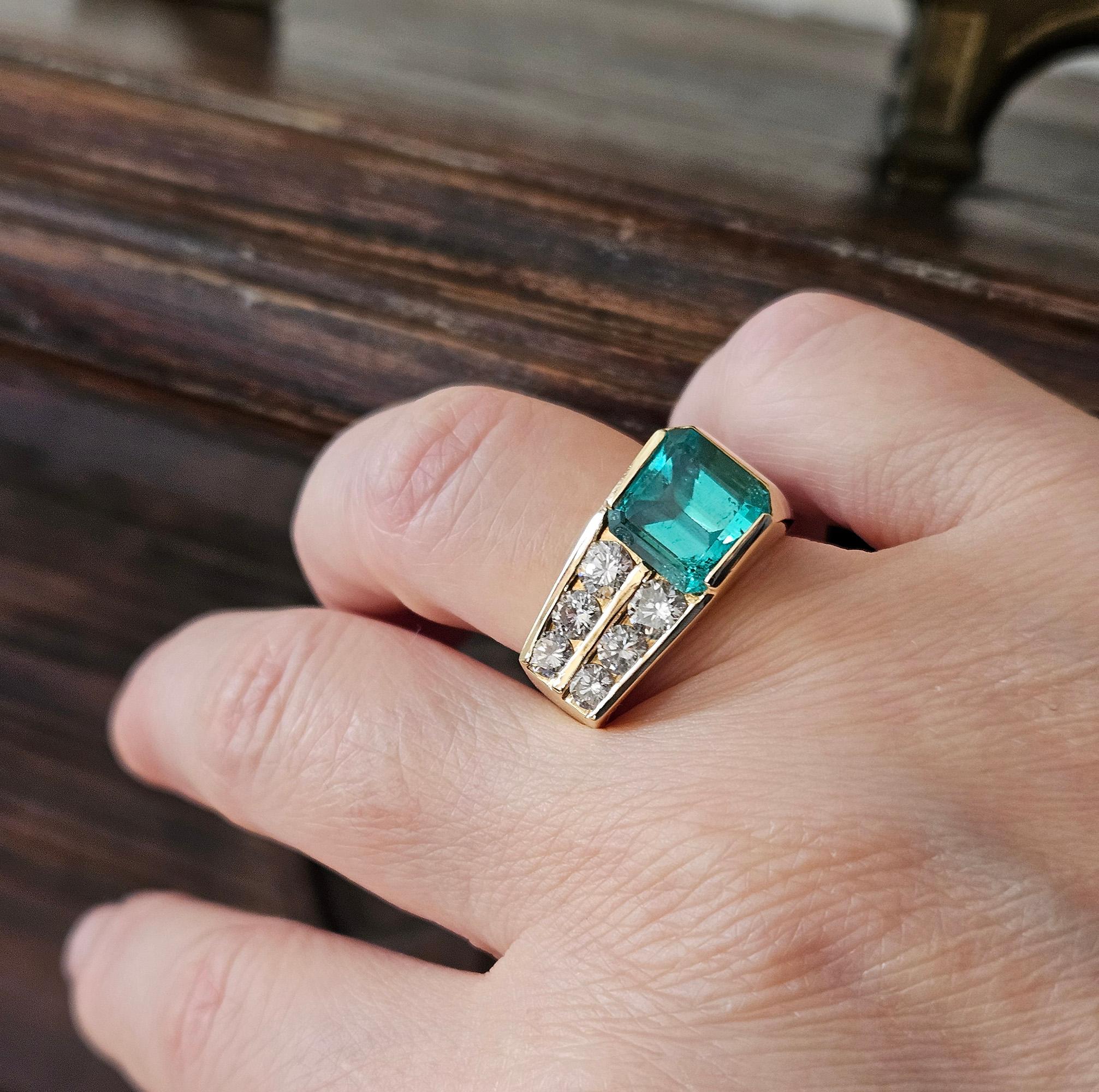 Women's Vintage GIA 4.20ctw Natural Colombian Green Emerald Diamond 18K Yellow Gold Ring For Sale