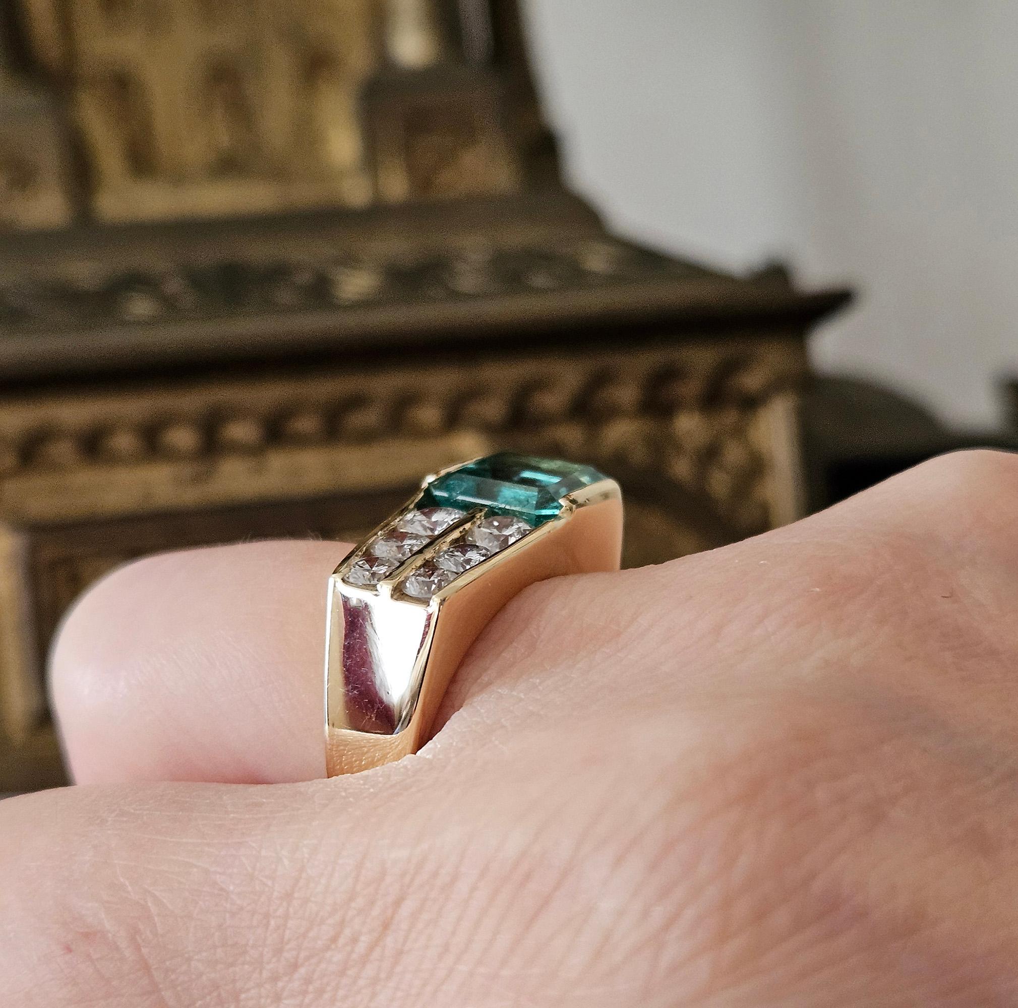 Vintage GIA 4.20ctw Natural Colombian Green Emerald Diamond 18K Yellow Gold Ring For Sale 2