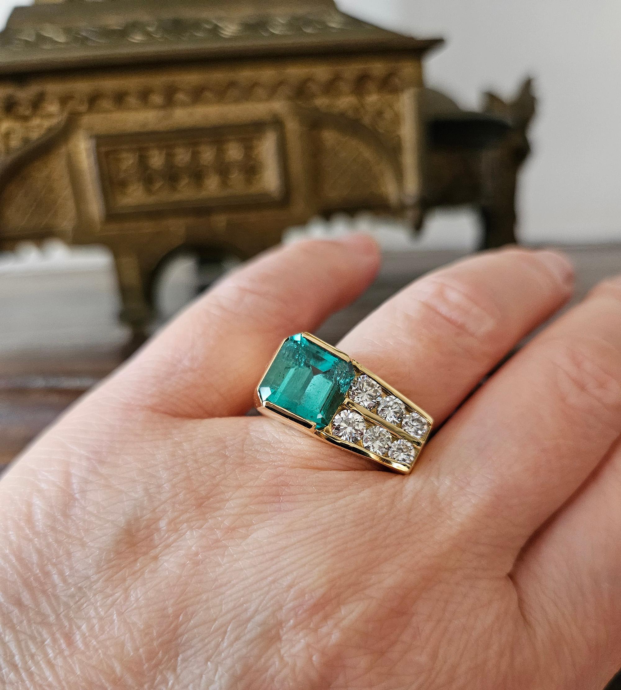 Vintage GIA 4.20ctw Natural Colombian Green Emerald Diamond 18K Yellow Gold Ring For Sale 3