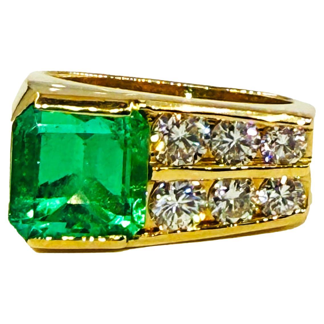 Anello d
epoca GIA con diamante verde colombiano da 4,20 carati e smeraldo naturale in oro giallo 18 carati