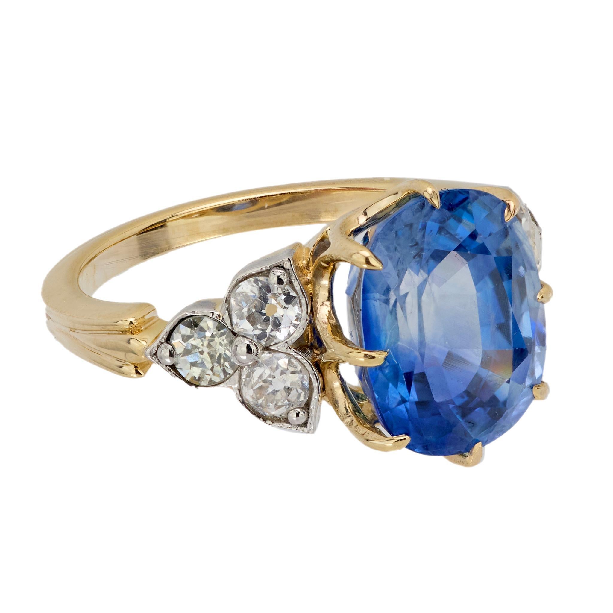 Taille coussin Bague vintage en or jaune 14 carats avec saphir de 4,55 carats et diamant européen ancien certifié GIA en vente