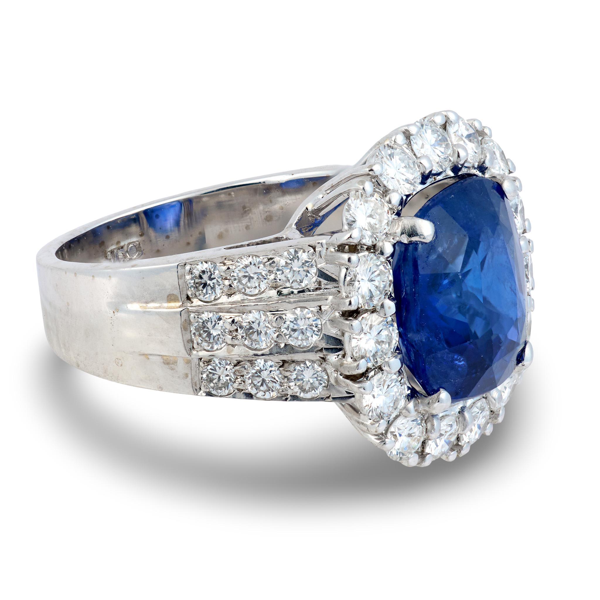 Taglio cuscino Anello a grappolo con zaffiro di Ceylon d'epoca GIA da 4,97 carati e diamante in oro bianco 18 carati in vendita