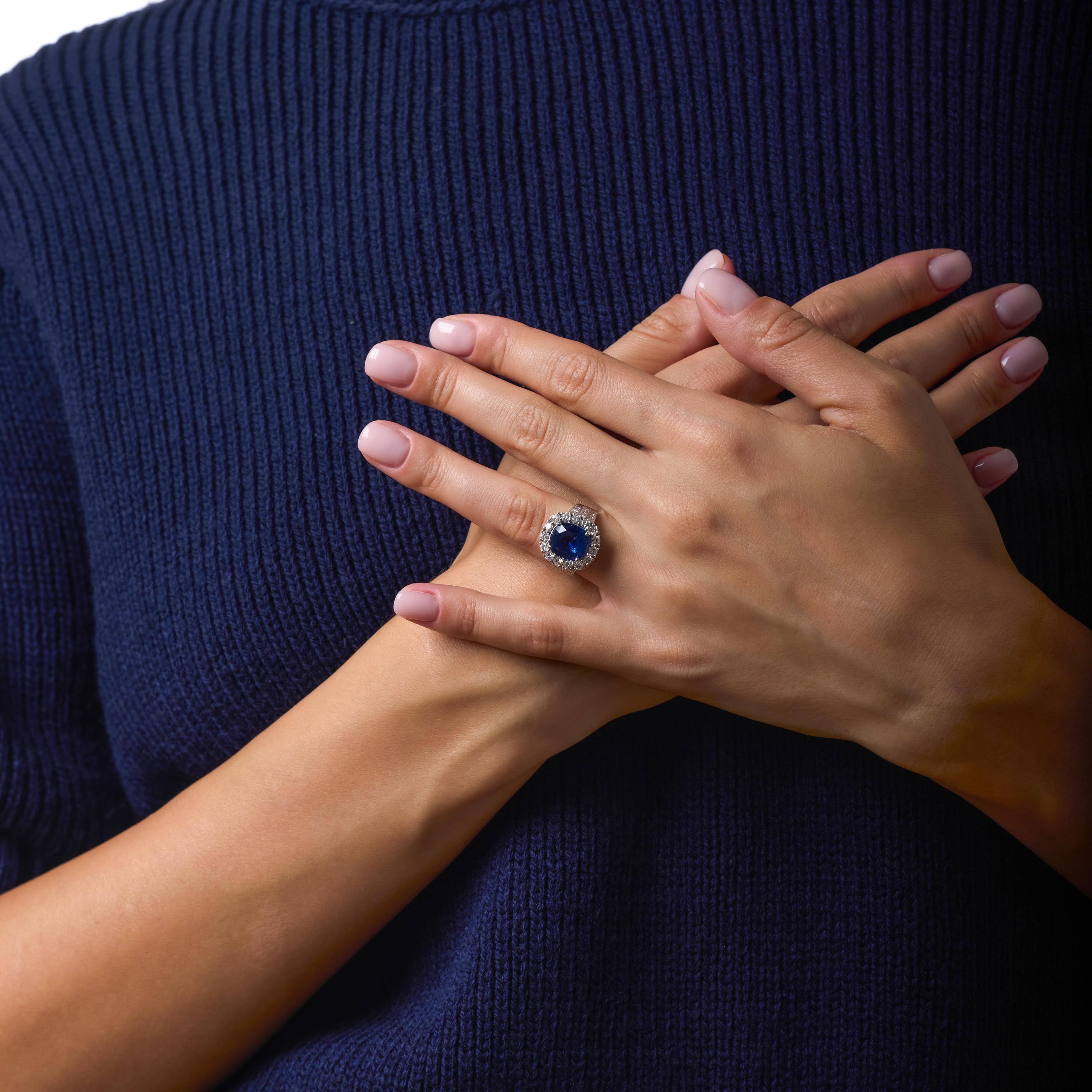 Anello a grappolo con zaffiro di Ceylon d'epoca GIA da 4,97 carati e diamante in oro bianco 18 carati In condizioni buone in vendita a Beverly Hills, CA