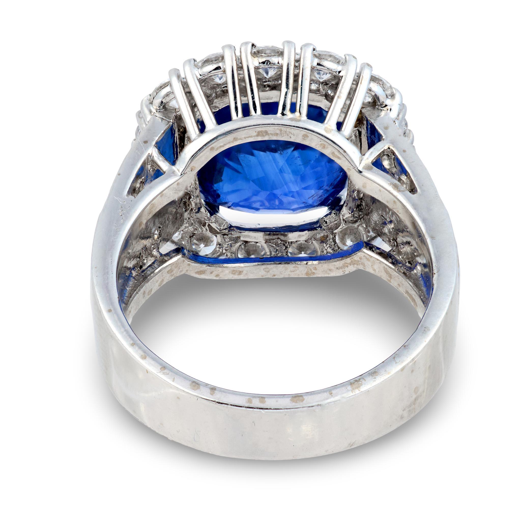 Donna Anello a grappolo con zaffiro di Ceylon d'epoca GIA da 4,97 carati e diamante in oro bianco 18 carati in vendita